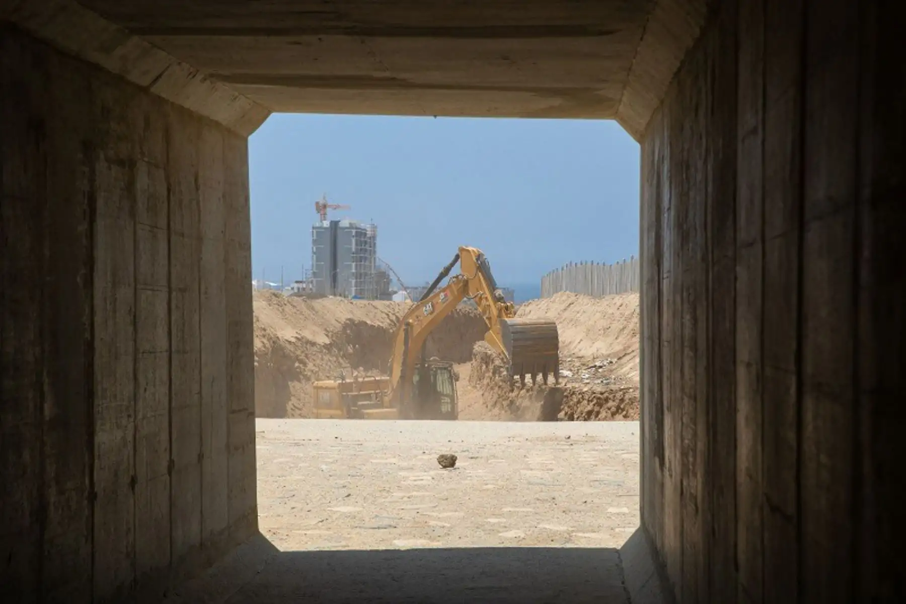 El Ministerio de Vivienda, Construcción y Saneamiento (MVCS) realiza trabajos de limpieza y descolmatación en los distritos Punta Negra y San Bartolo, como parte del plan de prevención y respuesta ante el fenómeno El Niño. Foto: ANDINA/ Difusión