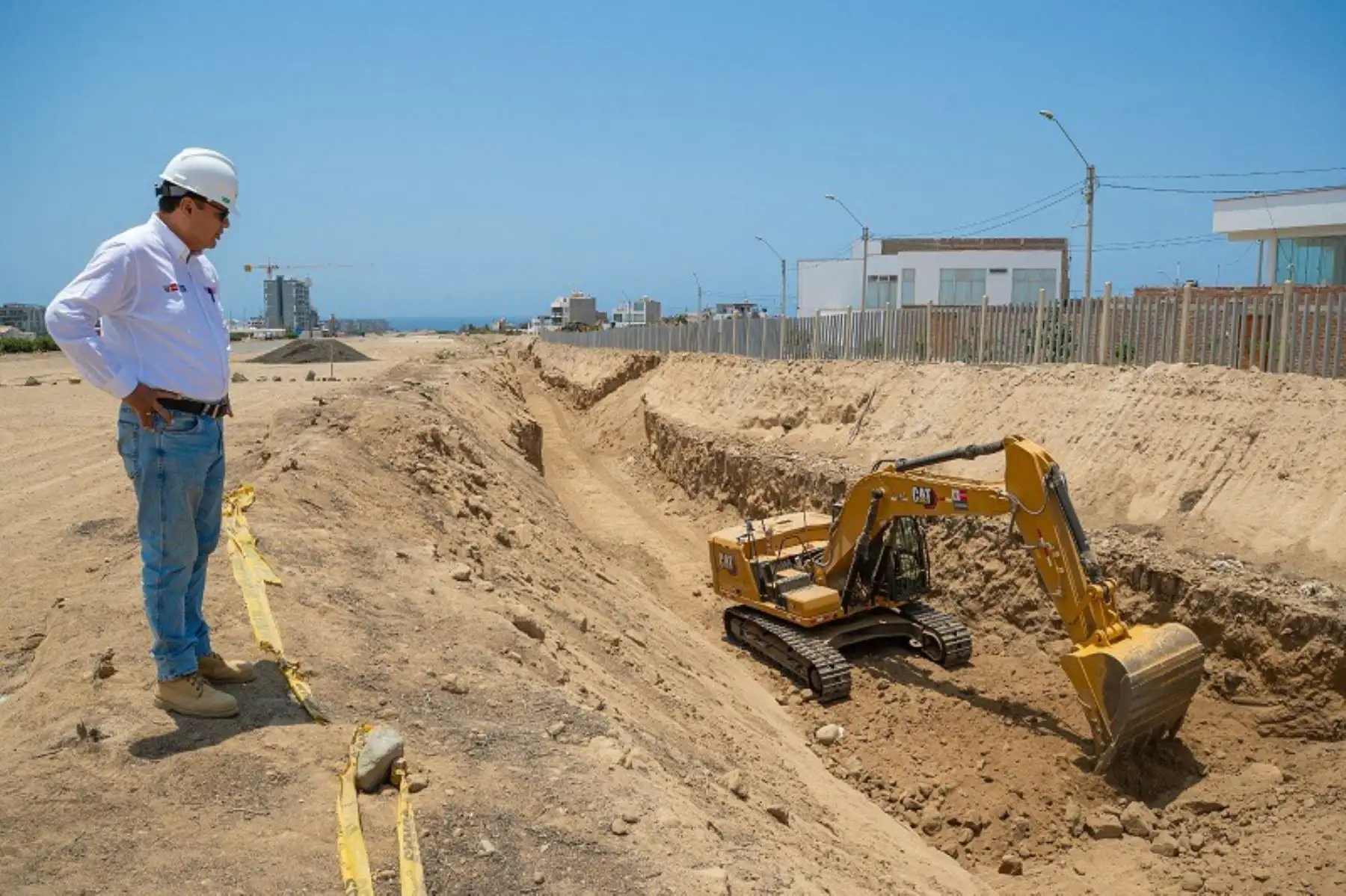 El coordinador nacional de maquinarias del PNC del MVCS, David Chirinos Soriano, supervisó los trabajos de prevención, que se ejecutan con apoyo de una excavadora, un cargador frontal y volquetes. Foto: ANDINA/ Difusión