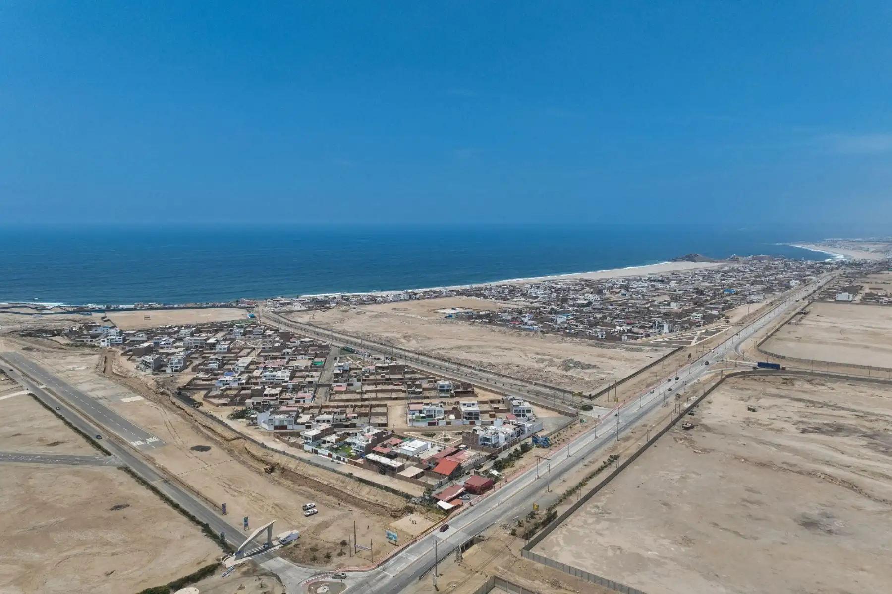 El Ministerio de Vivienda, Construcción y Saneamiento (MVCS) realiza trabajos de limpieza y descolmatación en los distritos Punta Negra y San Bartolo, como parte del plan de prevención y respuesta ante el fenómeno El Niño. Foto: ANDINA/ Difusión