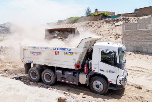 Con ayuda de maquinaria pesada, el gobierno regional de La Libertad continúa retirando escombros y residuos sólidos del cauce de la quebrada San Ildefonso, ubicada en el distrito de El Porvenir, y cuya activación afecta a otros tres distritos de la provincia de Trujillo.