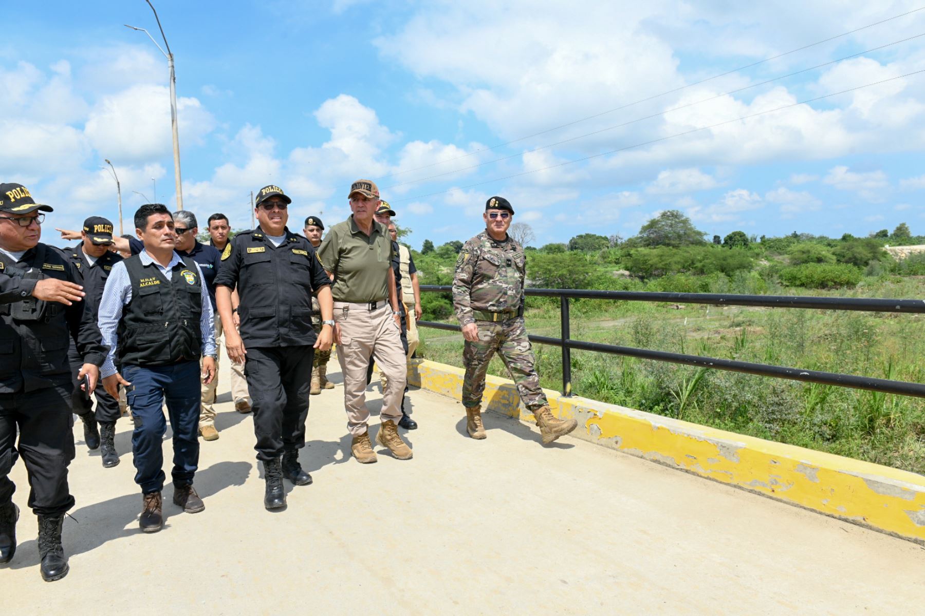 El ministro del Interior, Víctor Torres Falcón, viajó hoy a la región Tumbes para supervisar el despliegue de la Policía Nacional del Perú para fortalecer la seguridad pública en diferentes puntos de la frontera con Ecuador. ANDINA/Difusión