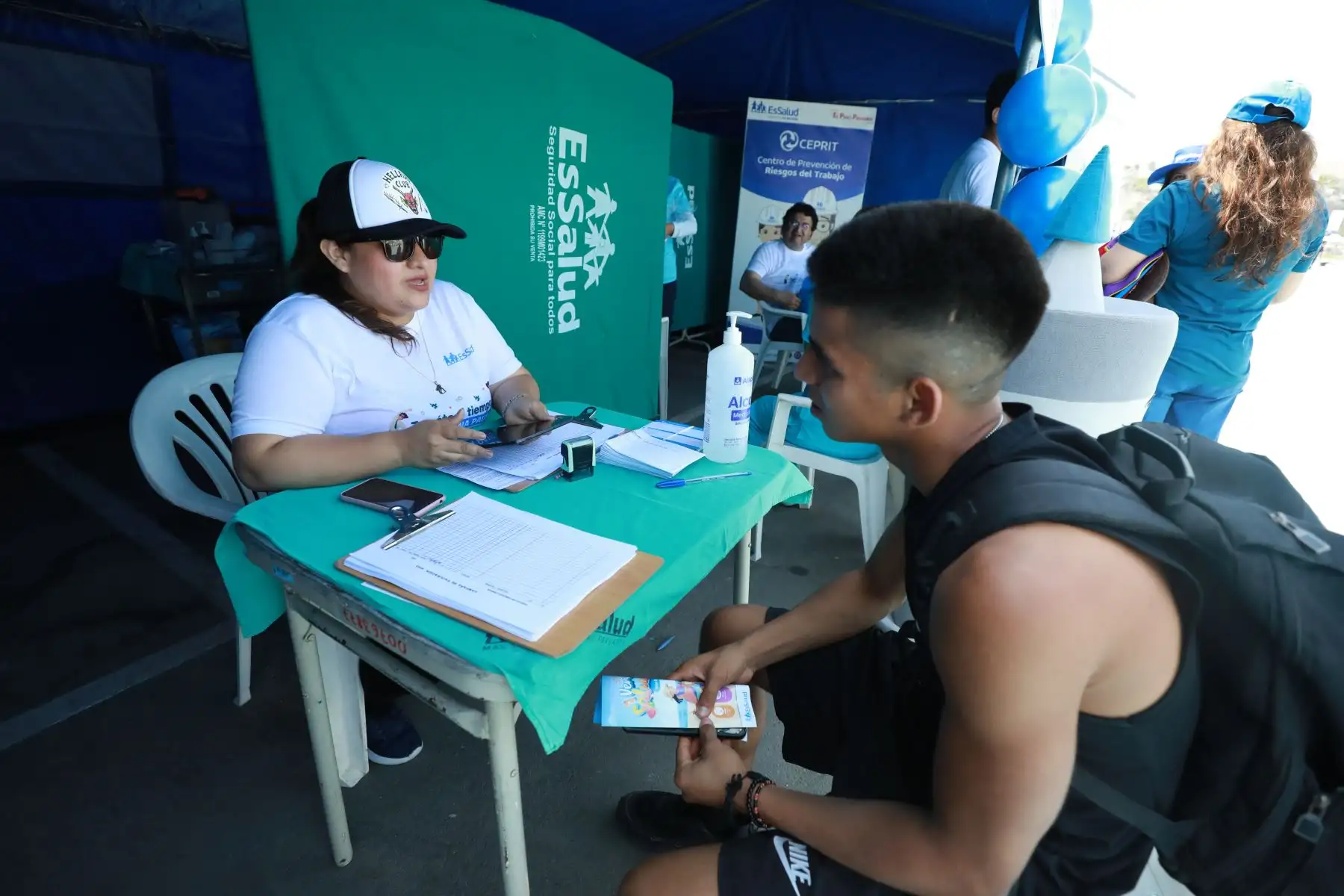 EsSalud promueve la campaña"  Verano Saludable"  en la playa Agua Dulce, donde veraneantes  tuvieron la oportunidad de vacunarse contra la covid-19 y  acceder de forma gratuita a los servicios de dermatología, oftalmología y más.
Foto: EsSalud