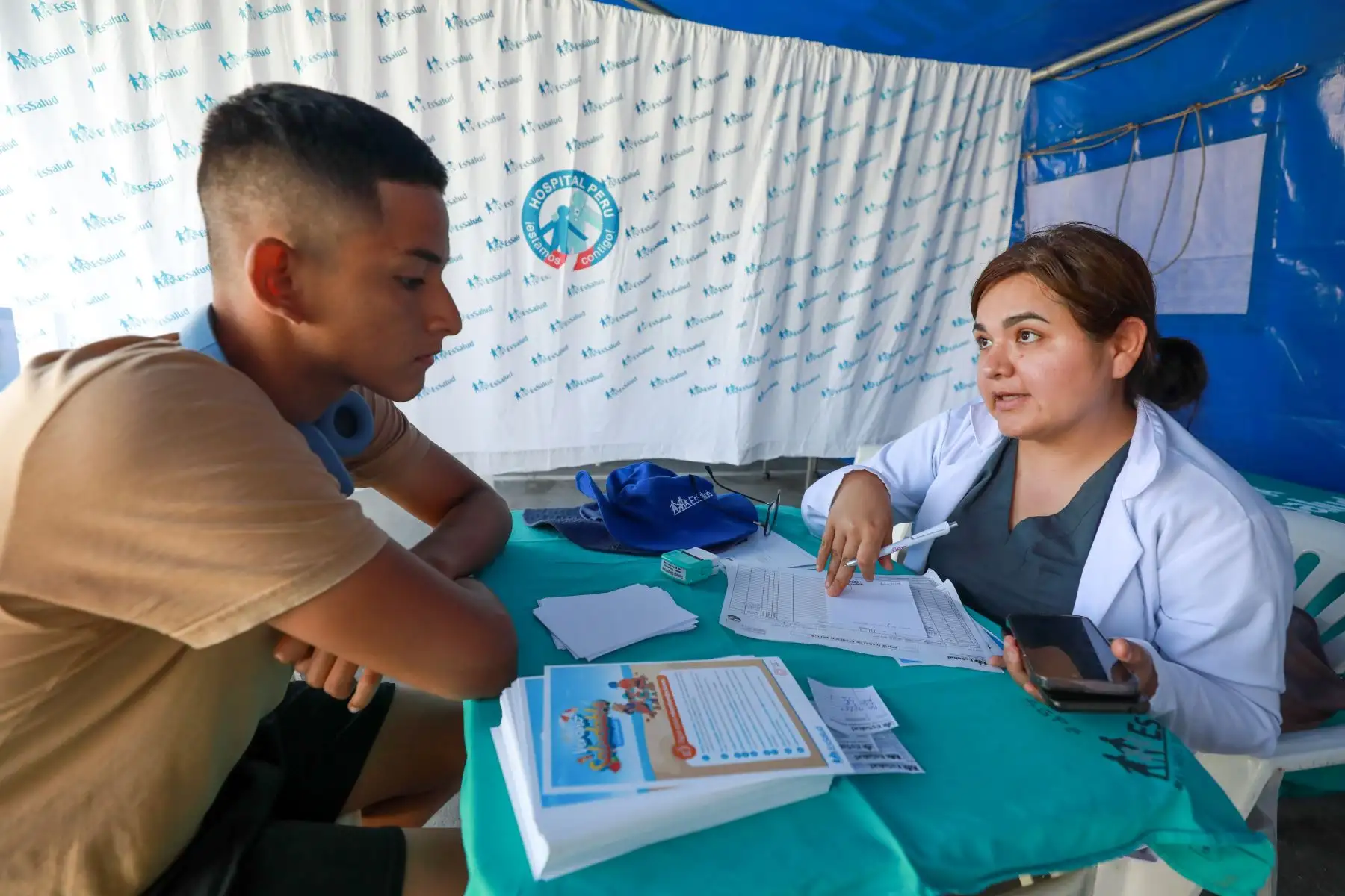 EsSalud promueve la campaña"  Verano Saludable"  en la playa Agua Dulce, donde veraneantes  tuvieron la oportunidad de vacunarse contra la covid-19 y  acceder de forma gratuita a los servicios de dermatología, oftalmología y más.
Foto: EsSalud