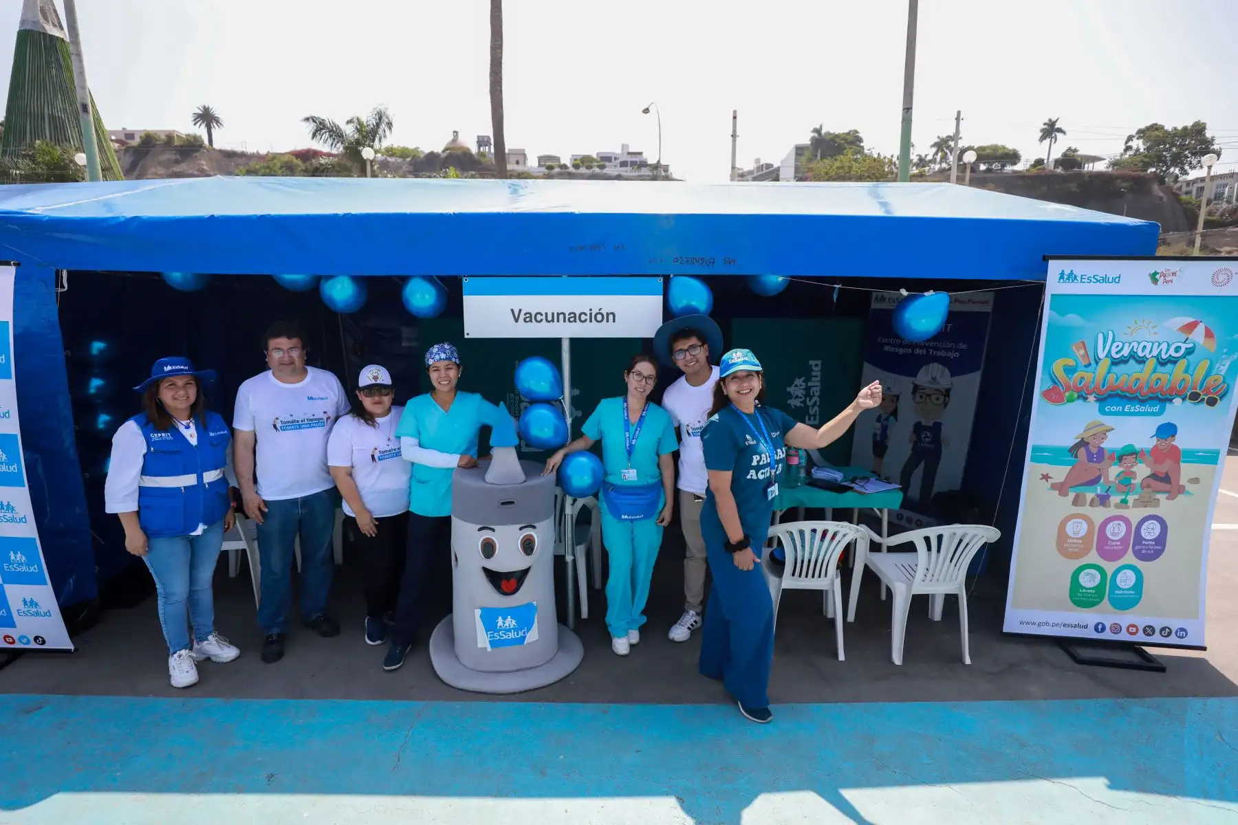 EsSalud promueve la campaña"  Verano Saludable"  en la playa Agua Dulce, donde veraneantes  tuvieron la oportunidad de vacunarse contra la covid-19 y  acceder de forma gratuita a los servicios de dermatología, oftalmología y más.
Foto: EsSalud