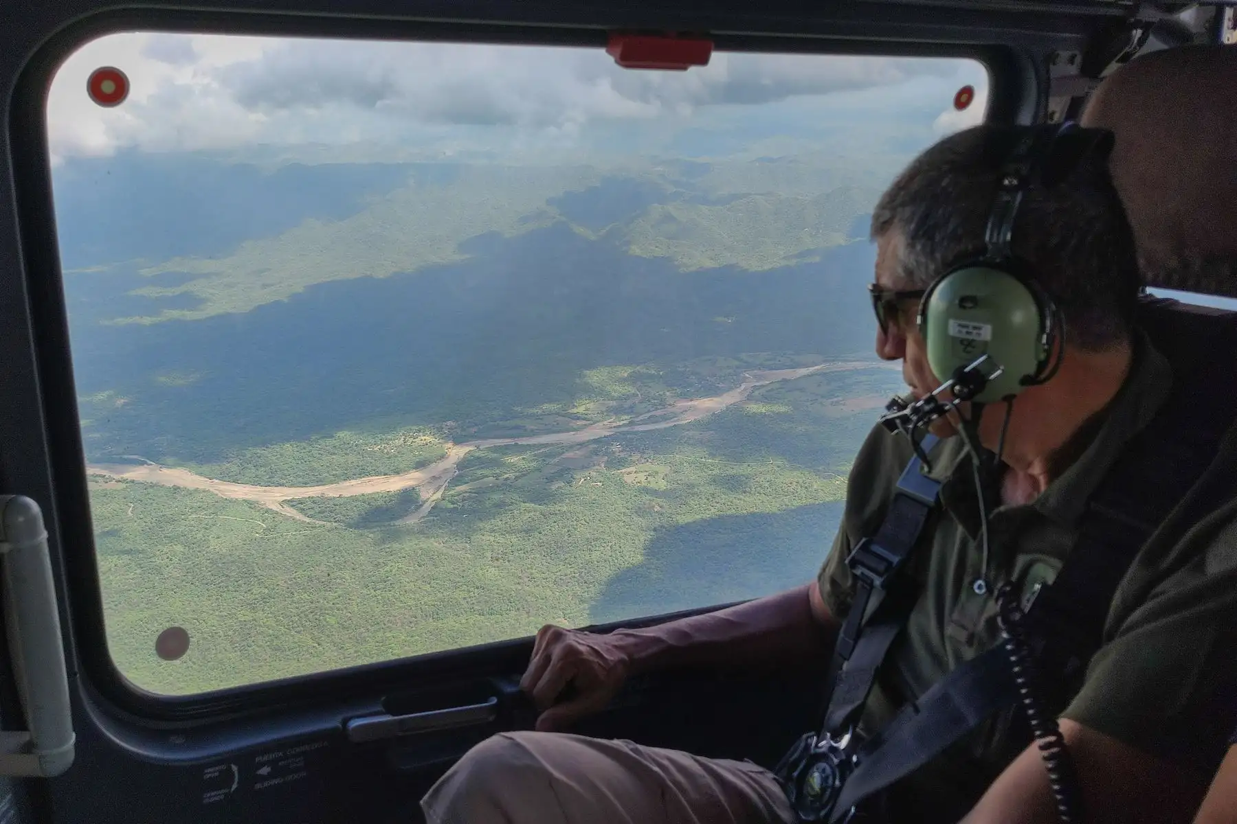 Como parte de sus labores de supervisión y con el objetivo de estudiar un panorama más extenso del despliegue de la Policía Nacional del Perú en puntos estratégicos, el ministro del Interior, Víctor Torres sobrevoló la línea de frontera con Ecuador, específicamente en las regiones de Tumbes y Piura.
Foto: Mininter
