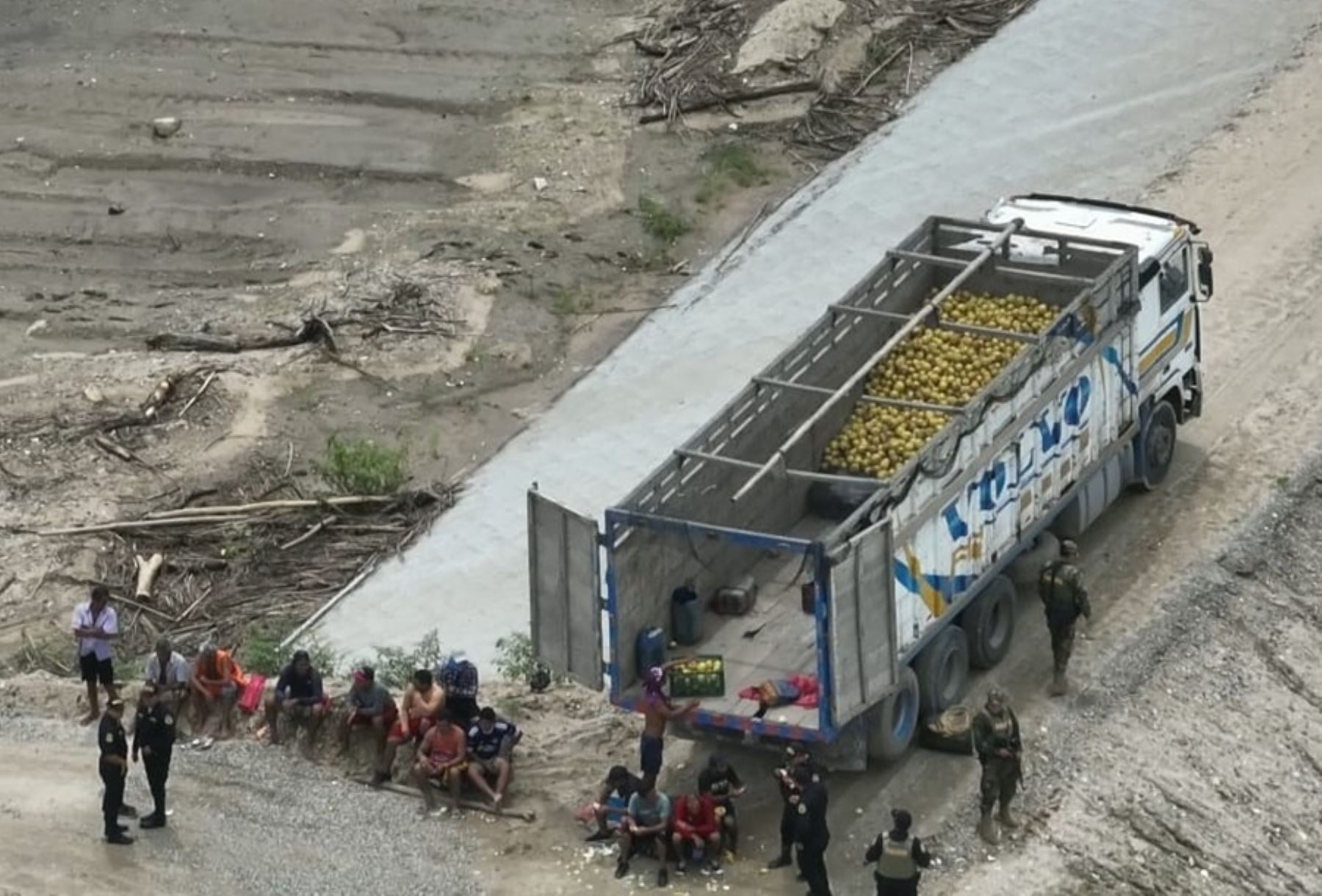 Quince ciudadanos peruanos procedentes de Ecuador que habían cruzado el río Zarumilla para ingresar a Tumbes con un cargamento de 20 toneladas de toronja, al parecer de contrabando, fueron intervenidos por efectivos de la Policía Nacional que custodian la frontera.