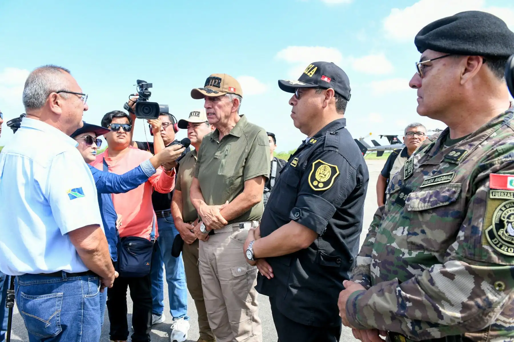 Como parte de sus labores de supervisión y con el objetivo de estudiar un panorama más extenso del despliegue de la Policía Nacional del Perú en puntos estratégicos, el ministro del Interior, Víctor Torres sobrevoló la línea de frontera con Ecuador, específicamente en las regiones de Tumbes y Piura.
Foto: Mininter