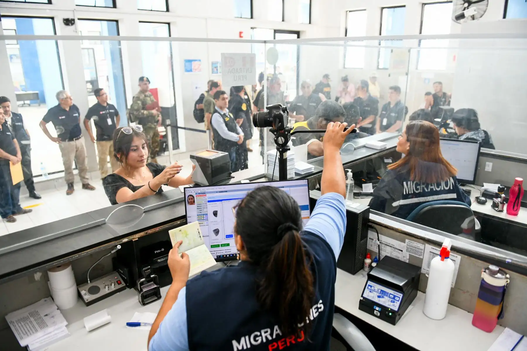 Como parte de sus labores de supervisión y con el objetivo de estudiar un panorama más extenso del despliegue de la Policía Nacional del Perú en puntos estratégicos, el ministro del Interior, Víctor Torres sobrevoló la línea de frontera con Ecuador, específicamente en las regiones de Tumbes y Piura.
Foto: Mininter