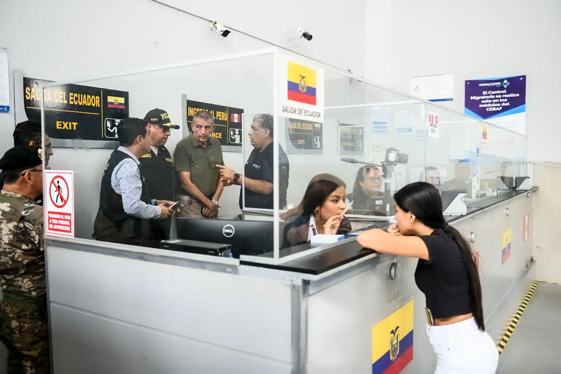 Como parte de sus labores de supervisión y con el objetivo de estudiar un panorama más extenso del despliegue de la Policía Nacional del Perú en puntos estratégicos, el ministro del Interior, Víctor Torres sobrevoló la línea de frontera con Ecuador, específicamente en las regiones de Tumbes y Piura.
Foto: Mininter