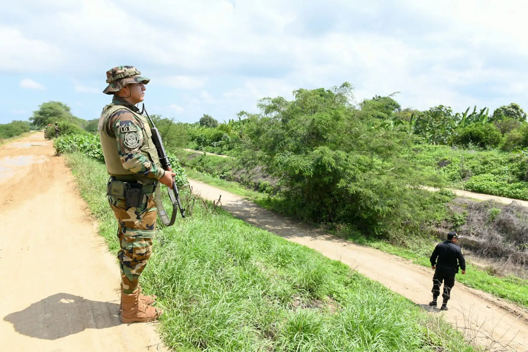 Como parte de sus labores de supervisión y con el objetivo de estudiar un panorama más extenso del despliegue de la Policía Nacional del Perú en puntos estratégicos, el ministro del Interior, Víctor Torres sobrevoló la línea de frontera con Ecuador, específicamente en las regiones de Tumbes y Piura.
Foto: Mininter