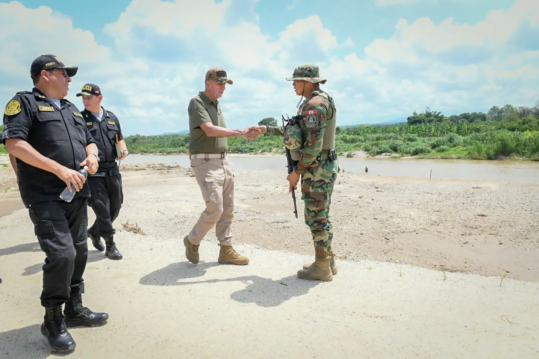 Como parte de sus labores de supervisión y con el objetivo de estudiar un panorama más extenso del despliegue de la Policía Nacional del Perú en puntos estratégicos, el ministro del Interior, Víctor Torres sobrevoló la línea de frontera con Ecuador, específicamente en las regiones de Tumbes y Piura.
Foto: Mininter