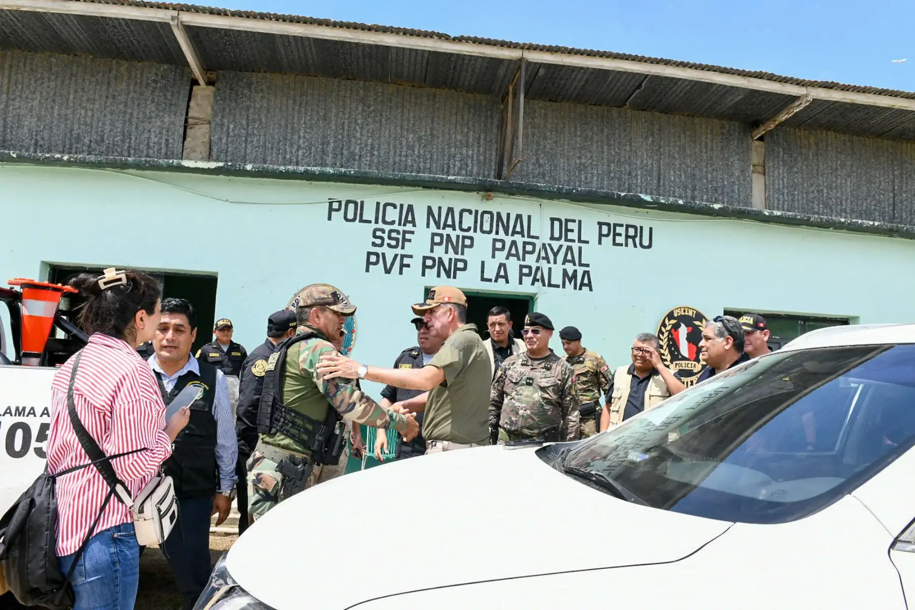 Como parte de sus labores de supervisión y con el objetivo de estudiar un panorama más extenso del despliegue de la Policía Nacional del Perú en puntos estratégicos, el ministro del Interior, Víctor Torres sobrevoló la línea de frontera con Ecuador, específicamente en las regiones de Tumbes y Piura.
Foto: Mininter