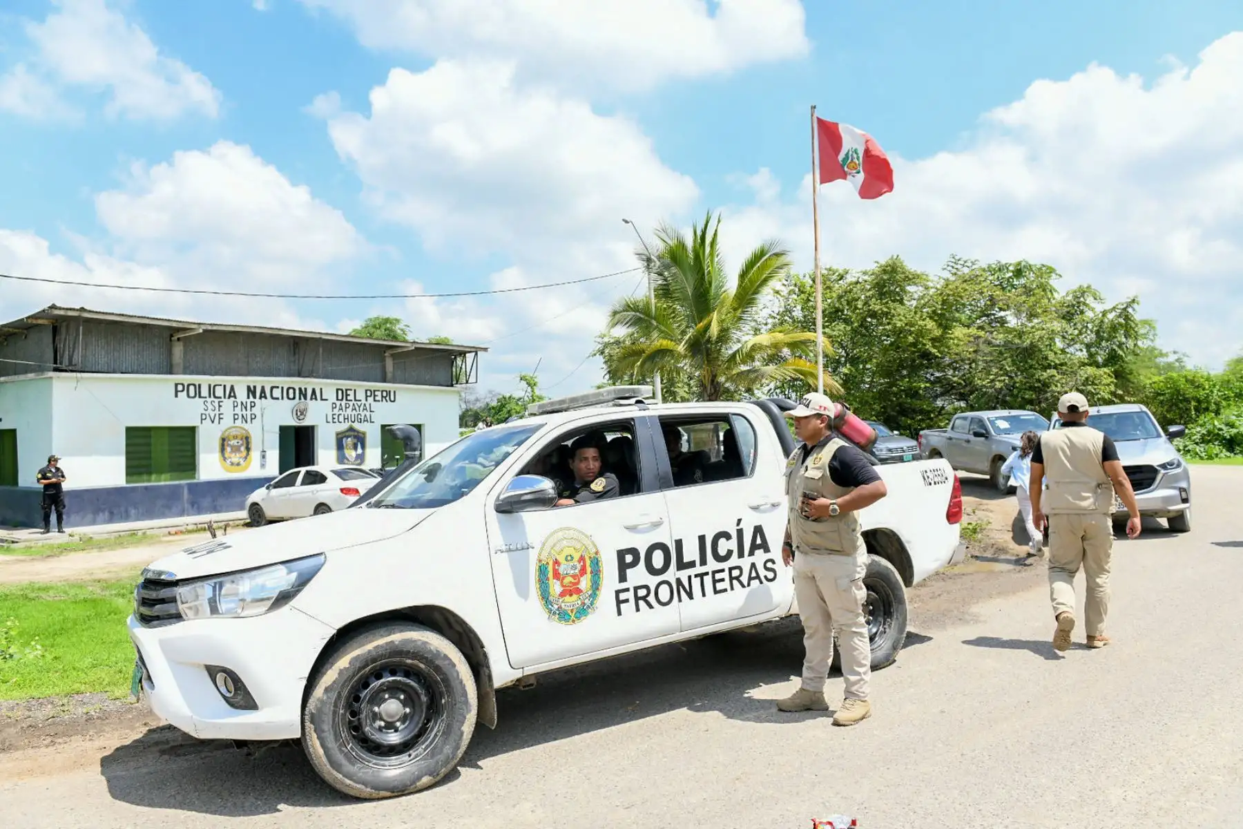 Como parte de sus labores de supervisión y con el objetivo de estudiar un panorama más extenso del despliegue de la Policía Nacional del Perú en puntos estratégicos, el ministro del Interior, Víctor Torres sobrevoló la línea de frontera con Ecuador, específicamente en las regiones de Tumbes y Piura.
Foto: Mininter