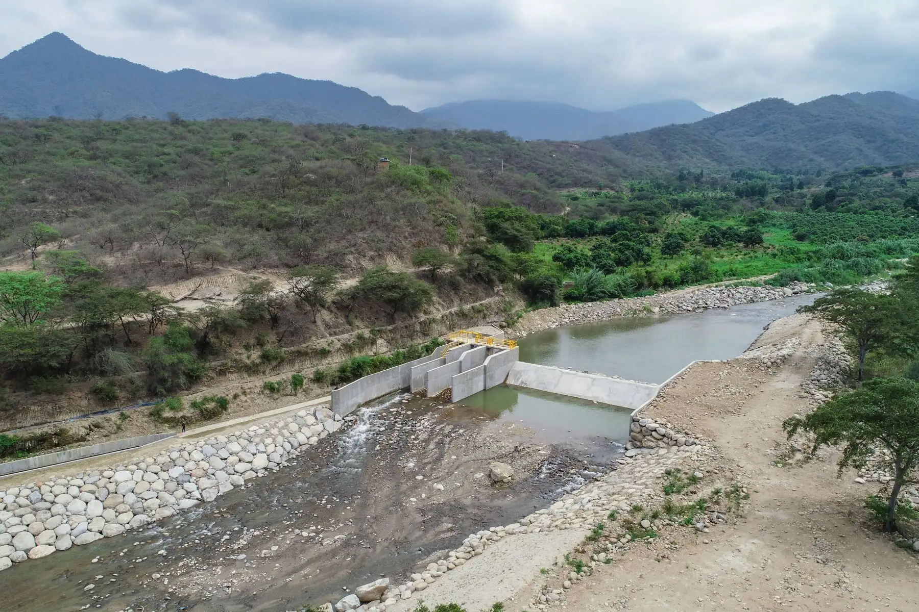 Con una inversión de 3.4 millones de soles, el Ministerio de Desarrollo Agrario y Riego (MIDAGRI), a través del Programa Subsectorial de Irrigaciones (PSI), entregó la obra de rehabilitación de la bocatoma Tongorrape, que permitirá fortalecer el sector agrícola del valle de Motupe; asegurando la irrigación de 2,026 hectáreas de cultivo, en la región Lambayeque.
Foto: Midagri