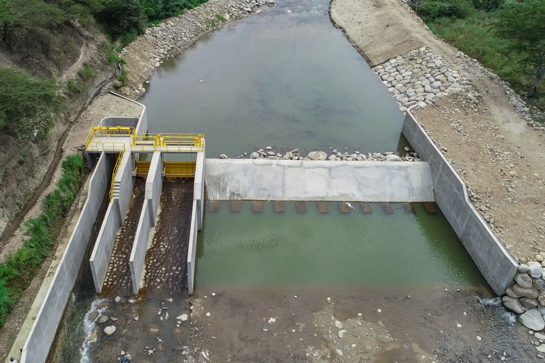 Con una inversión de 3.4 millones de soles, el Ministerio de Desarrollo Agrario y Riego (MIDAGRI), a través del Programa Subsectorial de Irrigaciones (PSI), entregó la obra de rehabilitación de la bocatoma Tongorrape, que permitirá fortalecer el sector agrícola del valle de Motupe; asegurando la irrigación de 2,026 hectáreas de cultivo, en la región Lambayeque.
Foto: Midagri