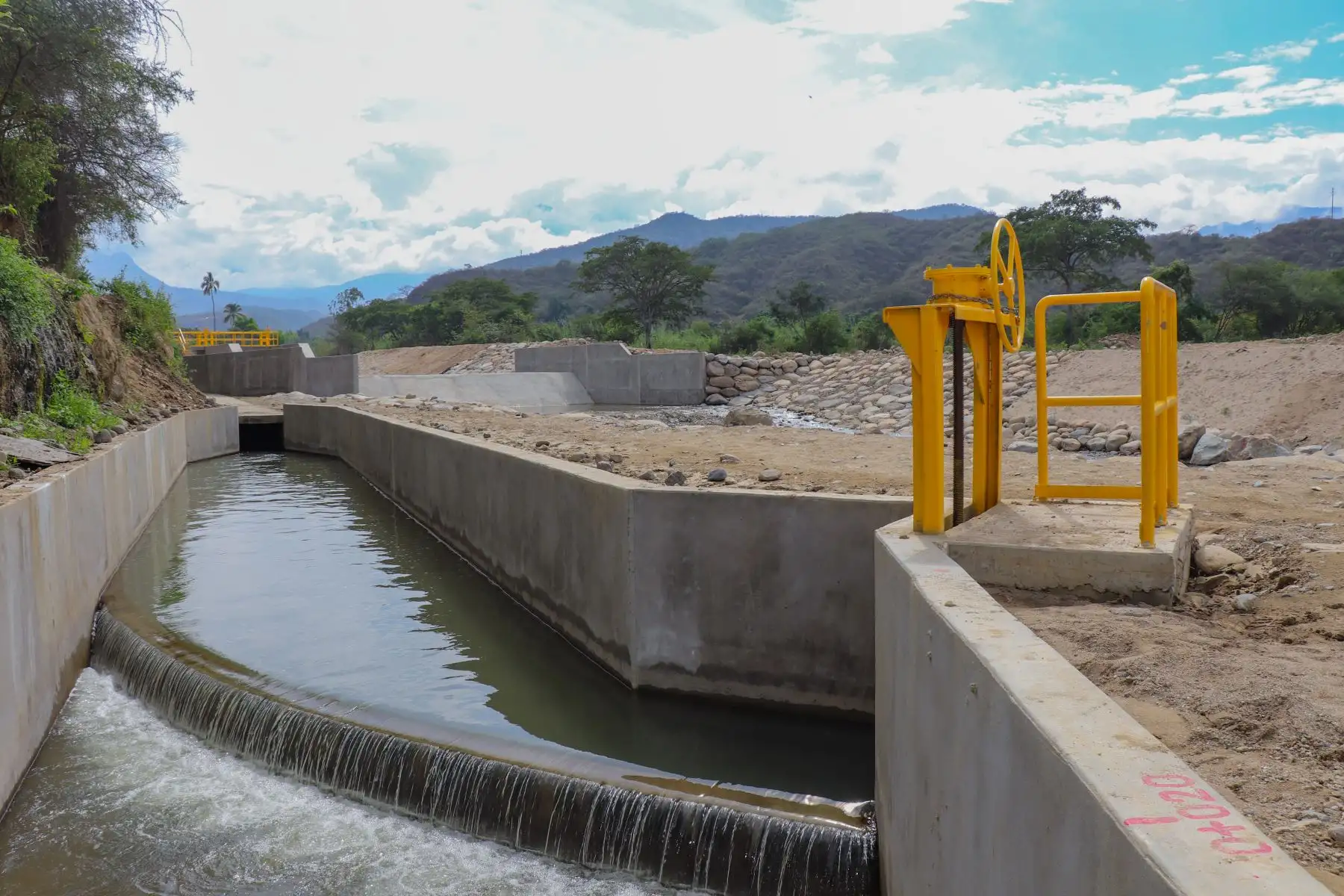 Con una inversión de 3.4 millones de soles, el Ministerio de Desarrollo Agrario y Riego (MIDAGRI), a través del Programa Subsectorial de Irrigaciones (PSI), entregó la obra de rehabilitación de la bocatoma Tongorrape, que permitirá fortalecer el sector agrícola del valle de Motupe; asegurando la irrigación de 2,026 hectáreas de cultivo, en la región Lambayeque.
Foto: Midagri