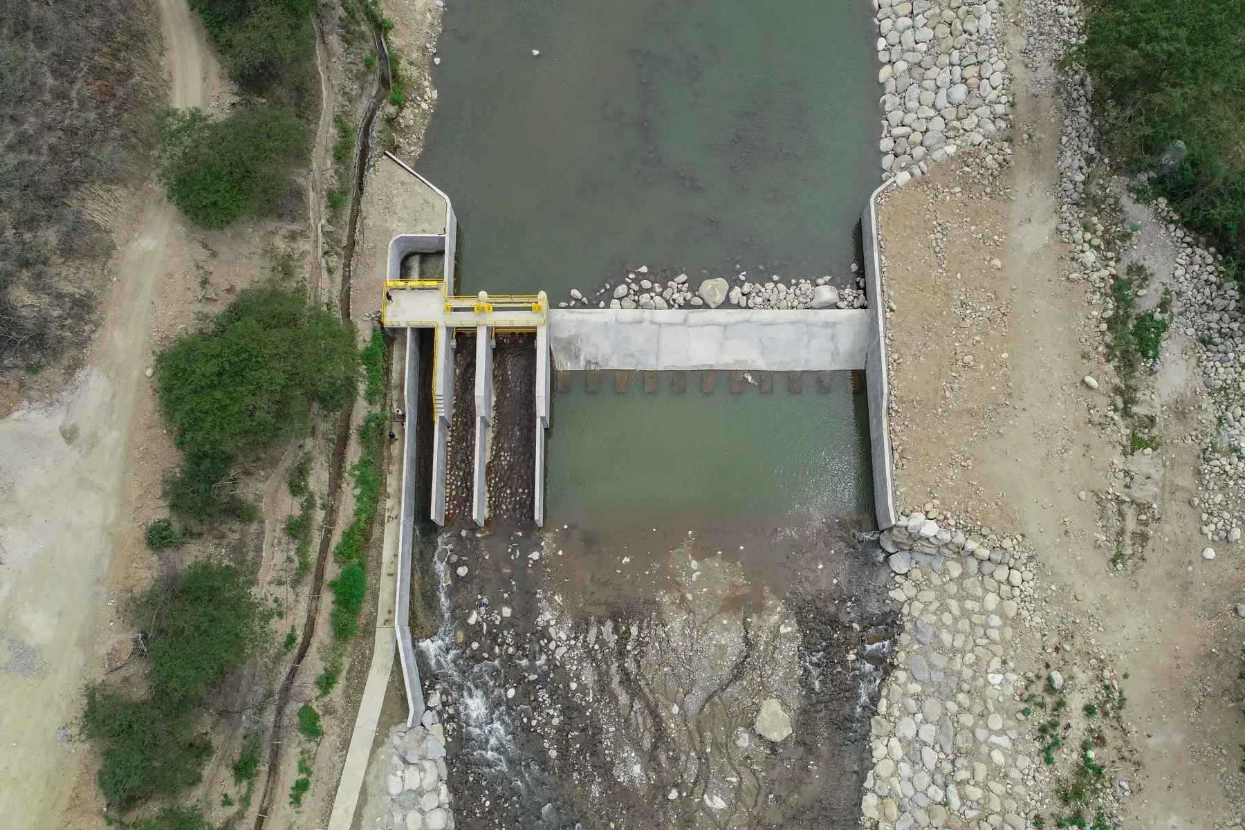 Con una inversión de 3.4 millones de soles, el Ministerio de Desarrollo Agrario y Riego (MIDAGRI), a través del Programa Subsectorial de Irrigaciones (PSI), entregó la obra de rehabilitación de la bocatoma Tongorrape, que permitirá fortalecer el sector agrícola del valle de Motupe; asegurando la irrigación de 2,026 hectáreas de cultivo, en la región Lambayeque.
Foto: Midagri