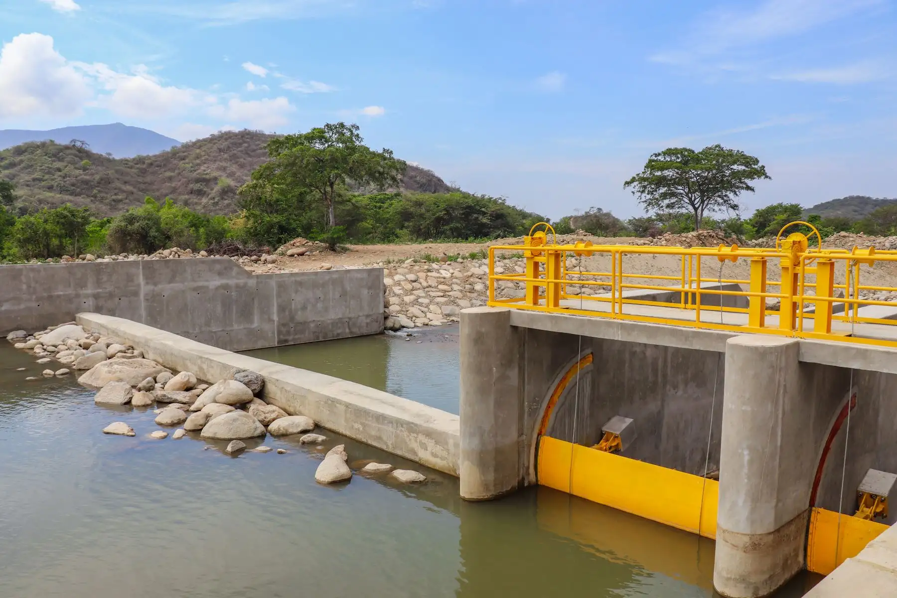 Con una inversión de 3.4 millones de soles, el Ministerio de Desarrollo Agrario y Riego (MIDAGRI), a través del Programa Subsectorial de Irrigaciones (PSI), entregó la obra de rehabilitación de la bocatoma Tongorrape, que permitirá fortalecer el sector agrícola del valle de Motupe; asegurando la irrigación de 2,026 hectáreas de cultivo, en la región Lambayeque.
Foto: Midagri