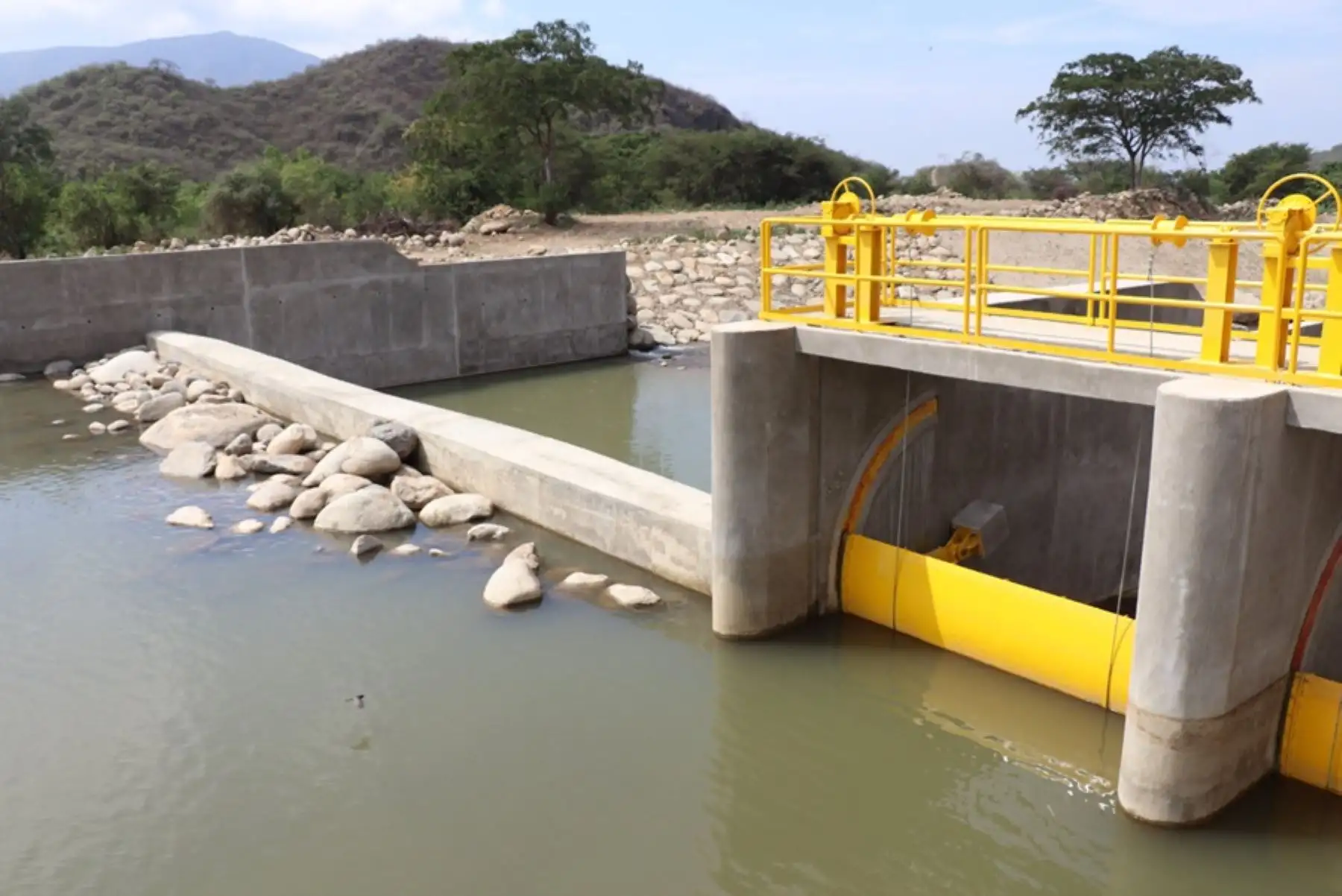 Con una inversión de 3.4 millones de soles, el Ministerio de Desarrollo Agrario y Riego, a través del Programa Subsectorial de Irrigaciones (PSI), entregó la obra de rehabilitación de la bocatoma Tongorrape, que permitirá fortalecer el sector agrícola del valle de Motupe, asegurando la irrigación de 2,026 hectáreas de cultivo, en la región Lambayeque.