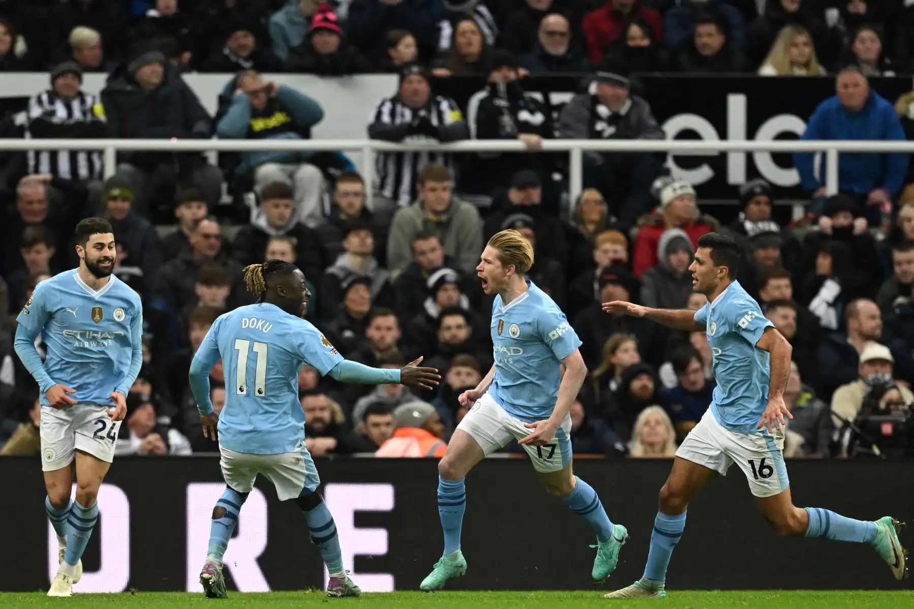 El centrocampista belga del Manchester City Kevin De Bruyne celebra con sus compañeros después de anotar su segundo gol durante el partido de fútbol de la Premier League inglesa entre Newcastle United y Manchester City en St James