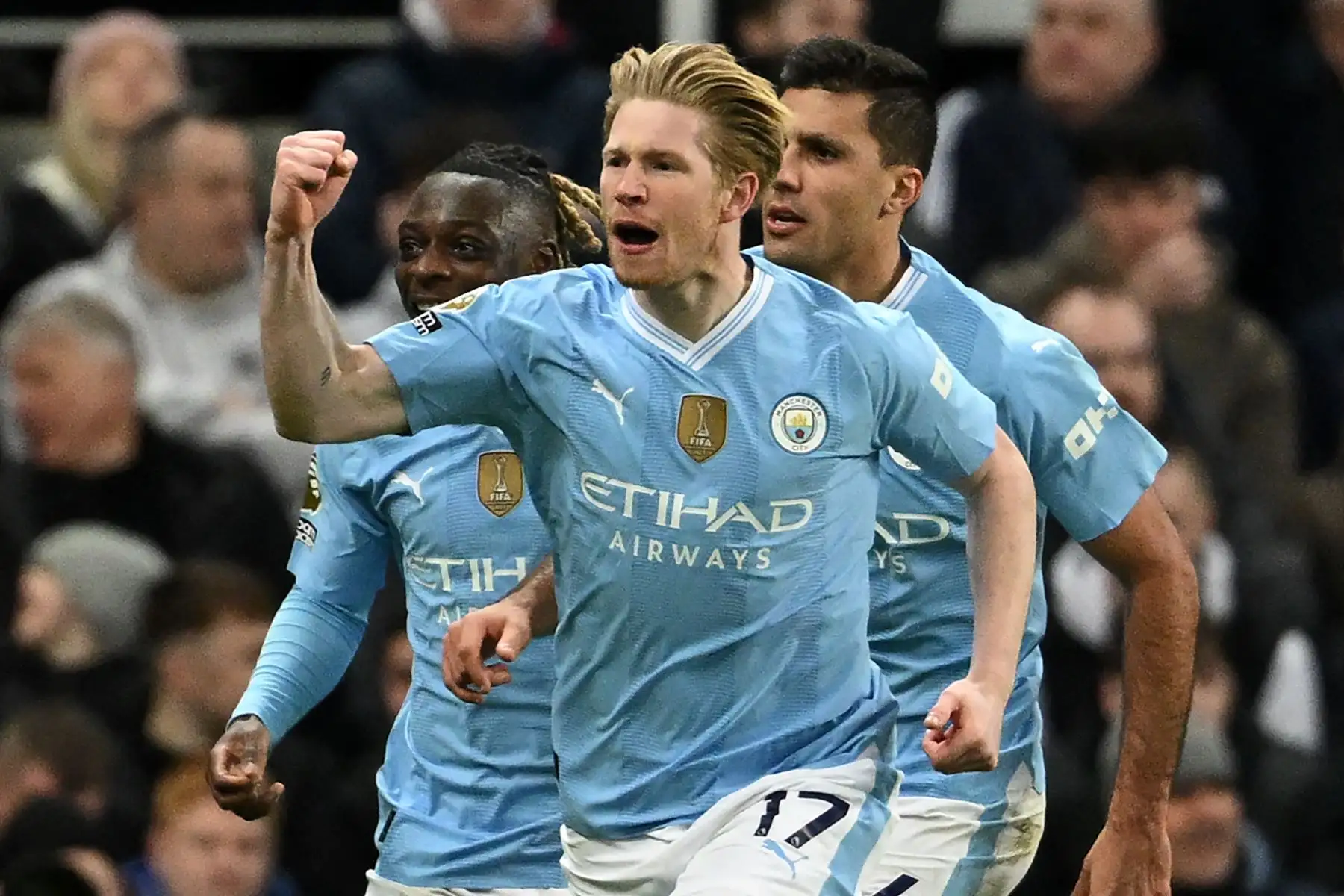 El centrocampista belga  del Manchester City Kevin De Bruyne celebra después de marcar su segundo gol durante el partido de fútbol de la Premier League inglesa entre Newcastle United y Manchester City en St James