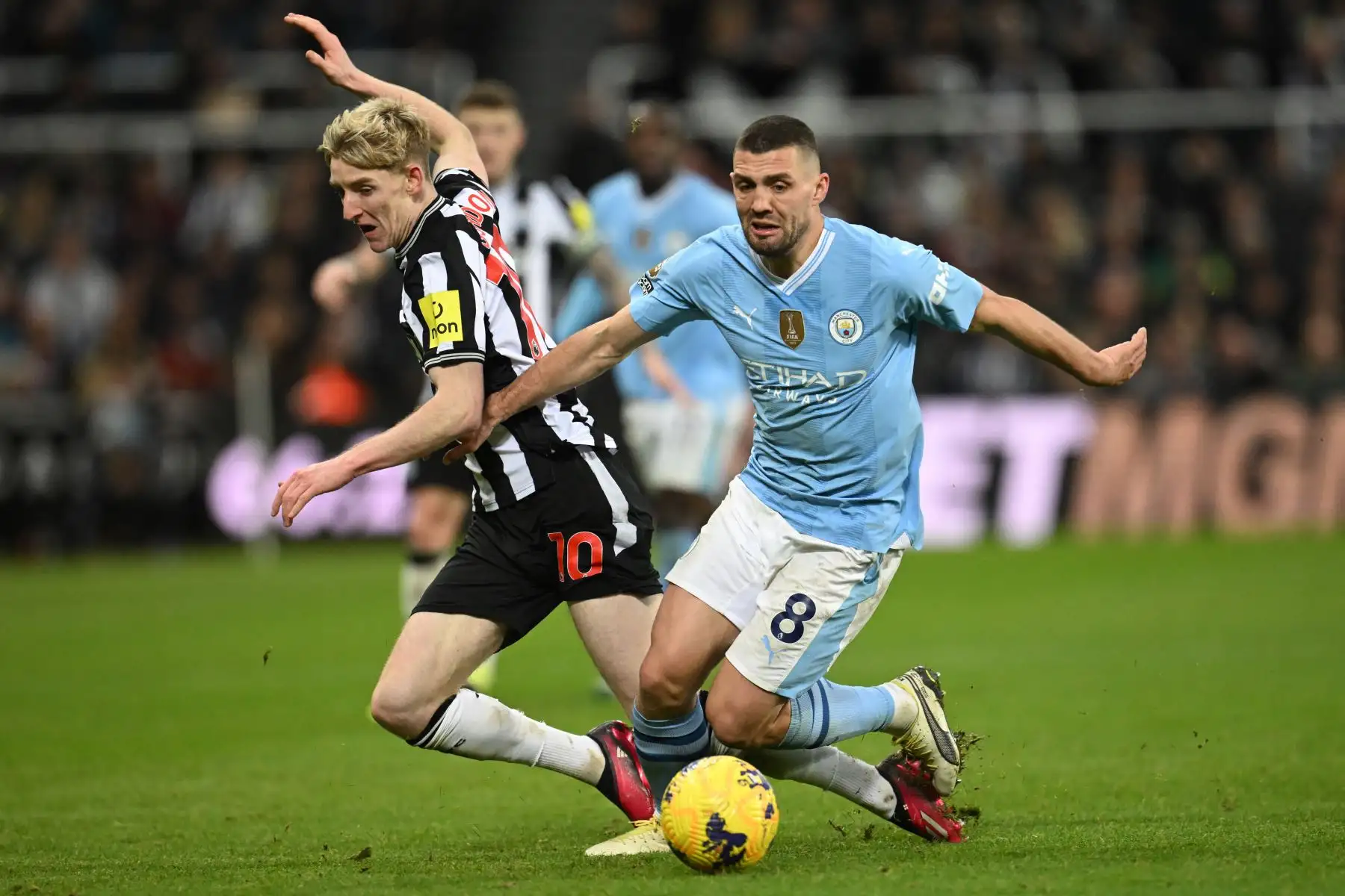 El centrocampista inglés del Newcastle United,  Anthony Gordon  compite con el centrocampista croata del Manchester City, Mateo Kovacic durante el partido de fútbol de la Liga Premier inglesa entre Newcastle United y Manchester City en St James