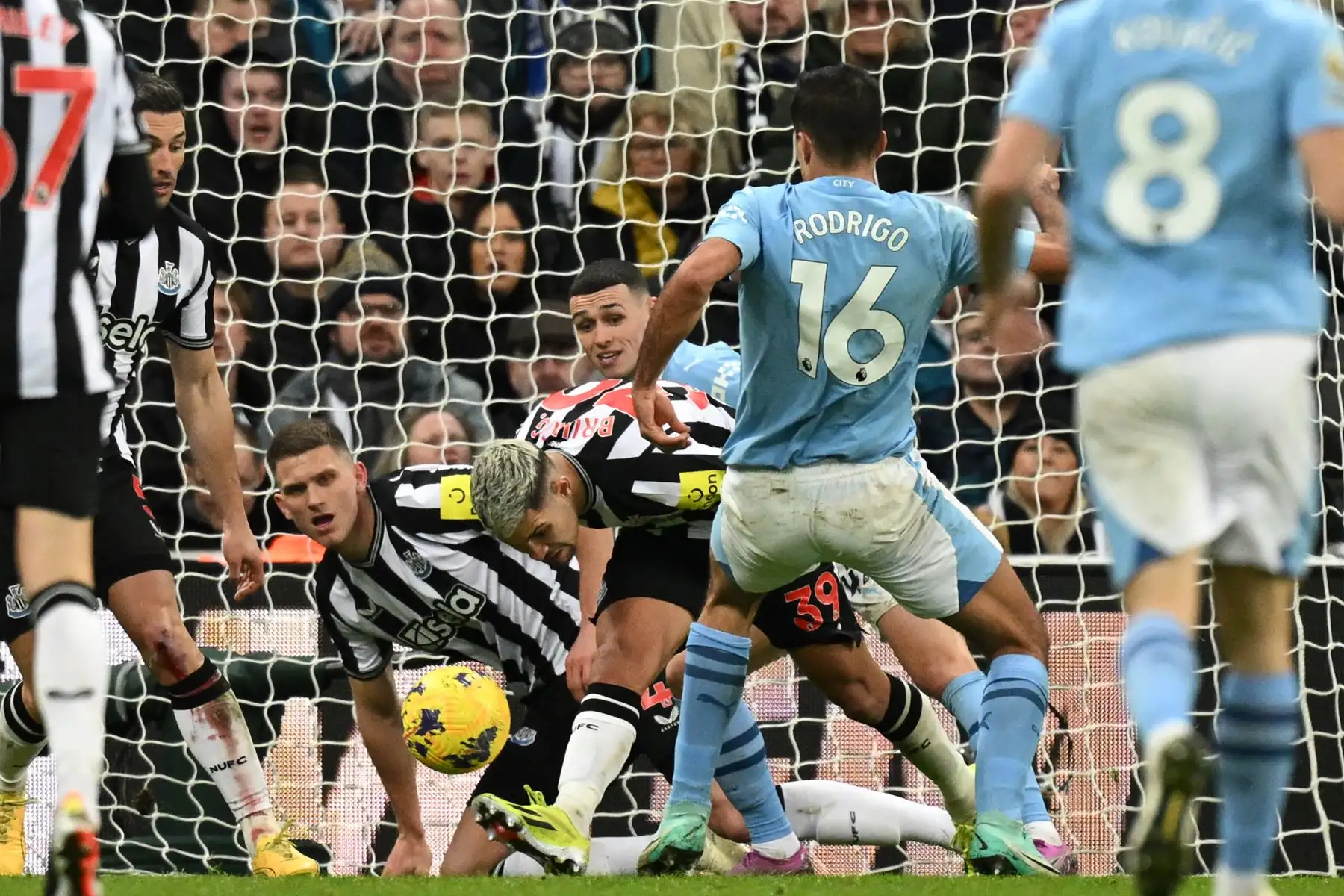 El centrocampista brasileño del Newcastle United, Bruno Guimaraes  despeja el balón bajo la presión del centrocampista español del Manchester City,  Rodri durante el partido de fútbol de la Premier League inglesa entre Newcastle United y Manchester City en St James