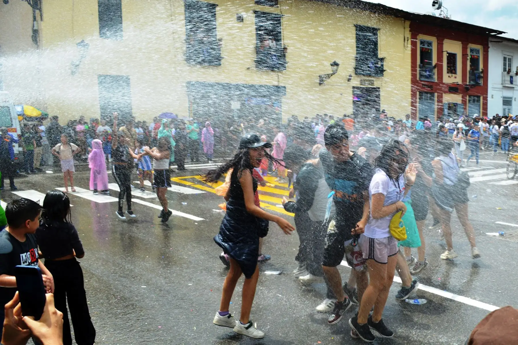Hoy se inició el tradicional carnaval de Cajamarca con un estrepitoso bando en el que participaron instituciones públicas, privadas y delegaciones de diversos barrios que recorrieron las principales calles del centro histórico.
Foto: cortesía Eduard Lozano Julca
