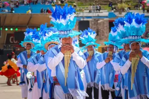 El lanzamiento oficial de los carnavales de Juliaca 2024 se realizó en el anfiteatro del Cerro Huayna Roque. El evento contó con la participación de diversas agrupaciones afiliadas a la Federación de Arte y Cultura (FAC) de Juliaca, quienes, ataviadas con trajes de luces, originarios mostraron la riqueza cultural de la región.