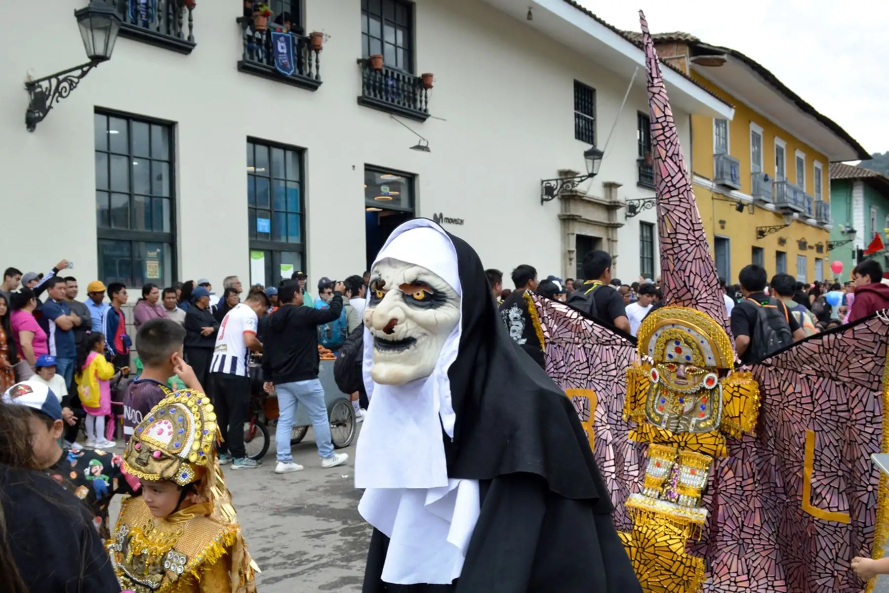 Hoy se inició el tradicional carnaval de Cajamarca con un estrepitoso bando en el que participaron instituciones públicas, privadas y delegaciones de diversos barrios que recorrieron las principales calles del centro histórico.
Foto: cortesía Eduard Lozano Julca