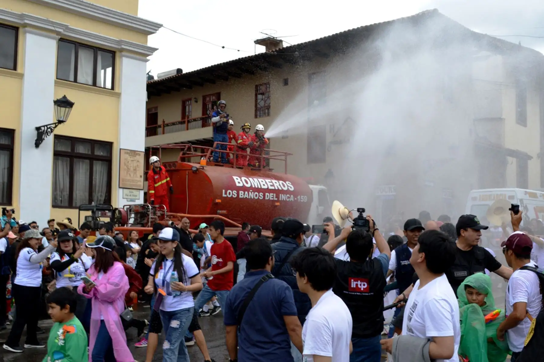 Hoy se inició el tradicional carnaval de Cajamarca con un estrepitoso bando en el que participaron instituciones públicas, privadas y delegaciones de diversos barrios que recorrieron las principales calles del centro histórico.
Foto: cortesía Eduard Lozano Julca