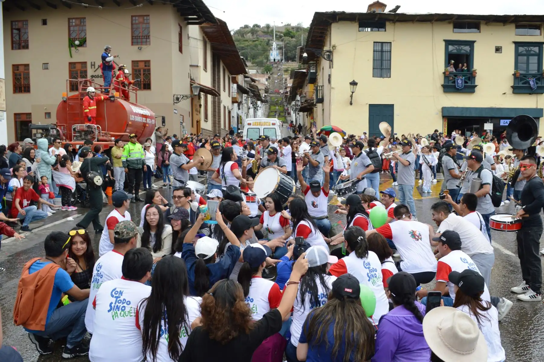 Hoy se inició el tradicional carnaval de Cajamarca con un estrepitoso bando en el que participaron instituciones públicas, privadas y delegaciones de diversos barrios que recorrieron las principales calles del centro histórico.
Foto: cortesía Eduard Lozano Julca