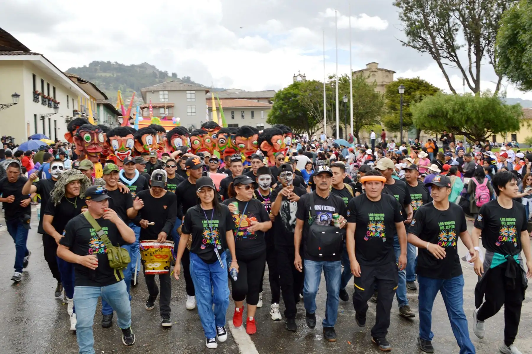 Hoy se inició el tradicional carnaval de Cajamarca con un estrepitoso bando en el que participaron instituciones públicas, privadas y delegaciones de diversos barrios que recorrieron las principales calles del centro histórico.
Foto: cortesía Eduard Lozano Julca