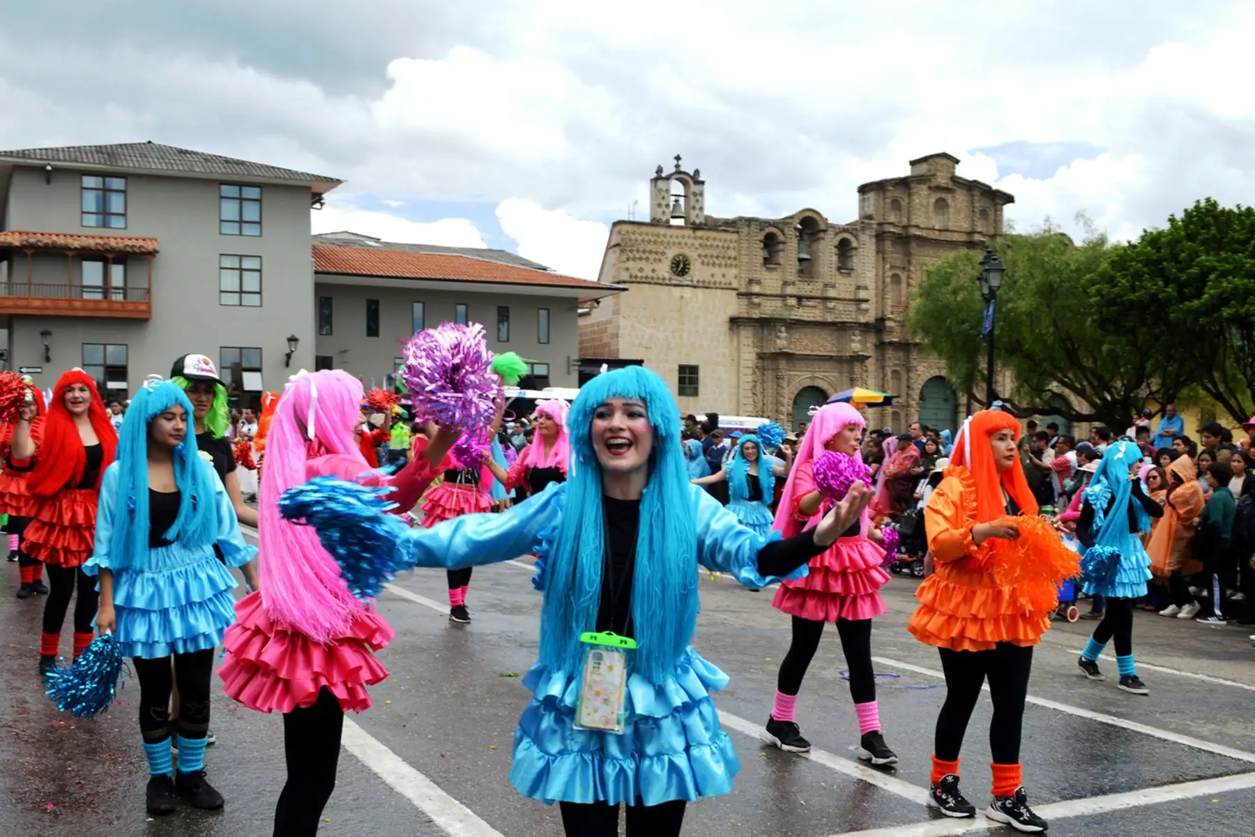 Hoy se inició el tradicional carnaval de Cajamarca con un estrepitoso bando en el que participaron instituciones públicas, privadas y delegaciones de diversos barrios que recorrieron las principales calles del centro histórico.
Foto: cortesía Eduard Lozano Julca