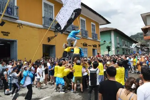 Hoy se inició el tradicional carnaval de Cajamarca con un estrepitoso bando en el que participaron instituciones públicas, privadas y delegaciones de diversos barrios que recorrieron las principales calles del centro histórico danzando y cantando conocidas canciones de la fiesta popular que se prolongará hasta el 24 de febrero.