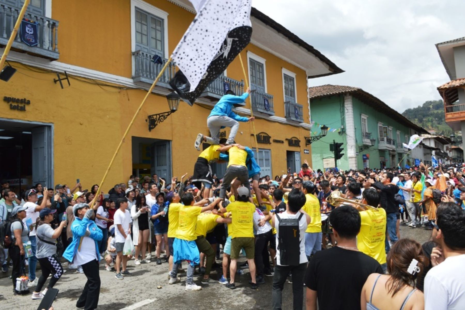 Hoy se inició el tradicional carnaval de Cajamarca con un estrepitoso bando en el que participaron instituciones públicas, privadas y delegaciones de diversos barrios que recorrieron las principales calles del centro histórico danzando y cantando conocidas canciones de la fiesta popular que se prolongará hasta el 24 de febrero.