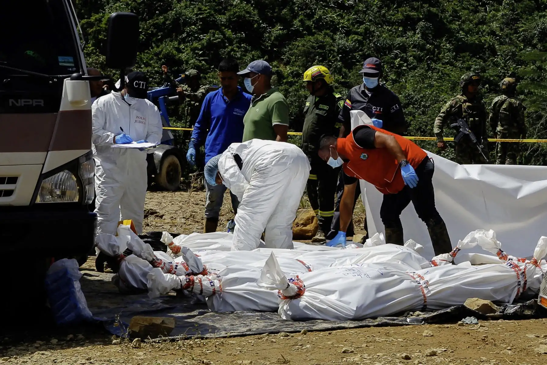 Miembros forenses del Ministerio Público de Colombia cuentan cadáveres en la zona de un deslizamiento de tierra en la carretera entre Quibdo y Medellín, departamento de Chocó, Colombia.
Foto: AFP