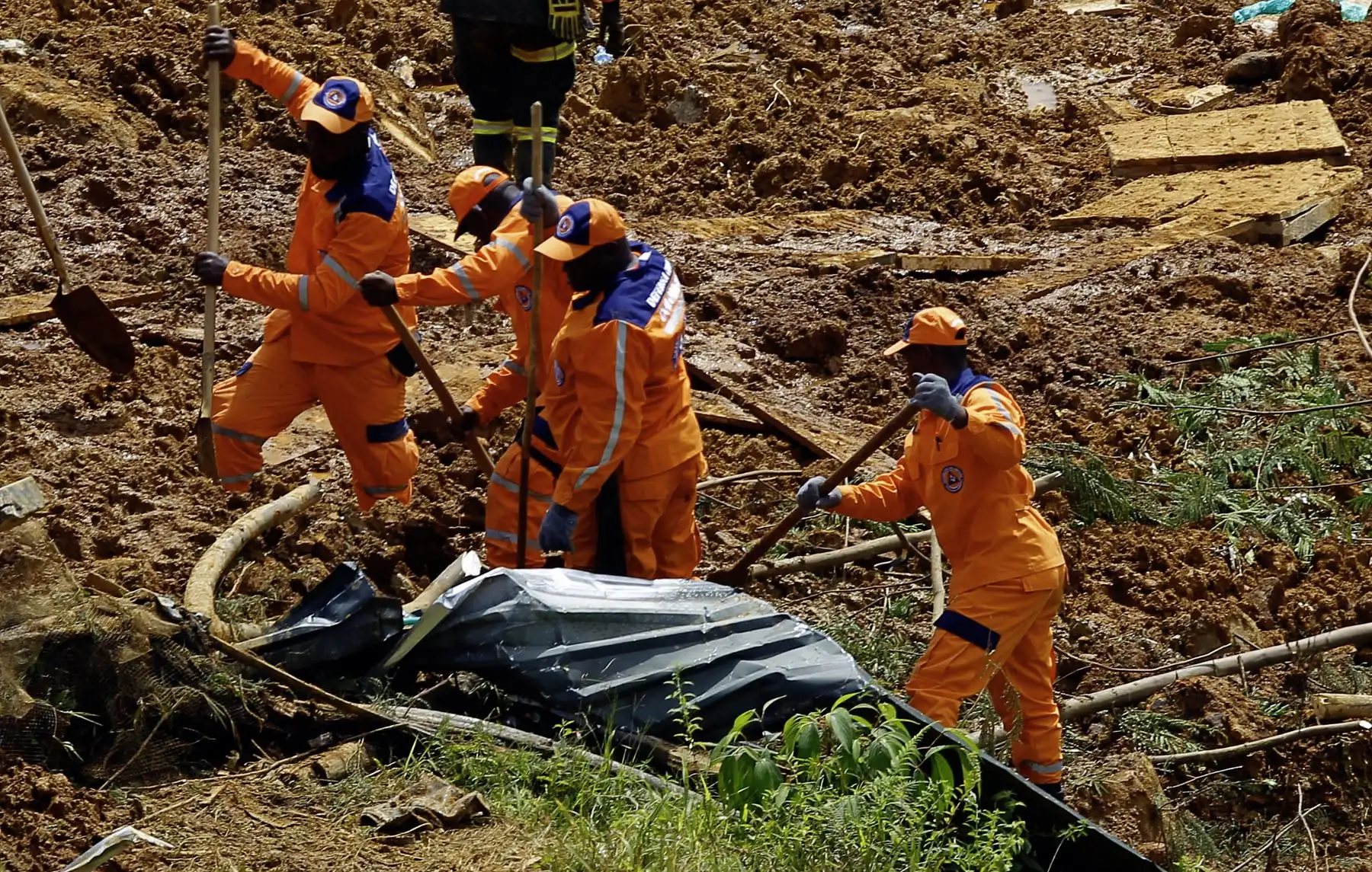 Miembros del equipo de rescate buscan personas atrapadas en el área de un deslizamiento de tierra en la carretera entre Quibdó y Medellín, departamento de Chocó, Colombia.
Foto: AFP