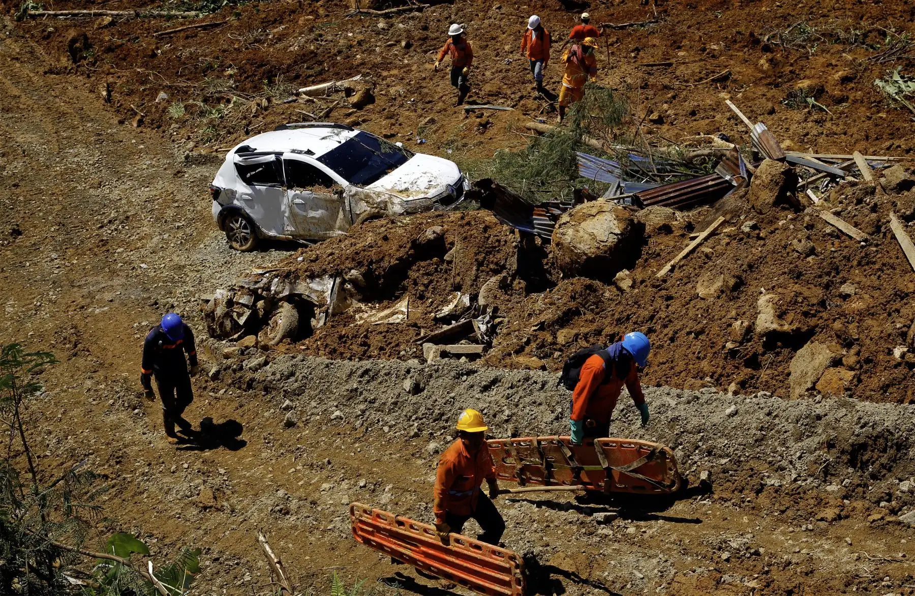 Miembros del equipo de rescate buscan personas atrapadas en el área de un deslizamiento de tierra en la carretera entre Quibdó y Medellín, departamento de Chocó, Colombia.
Foto: AFP