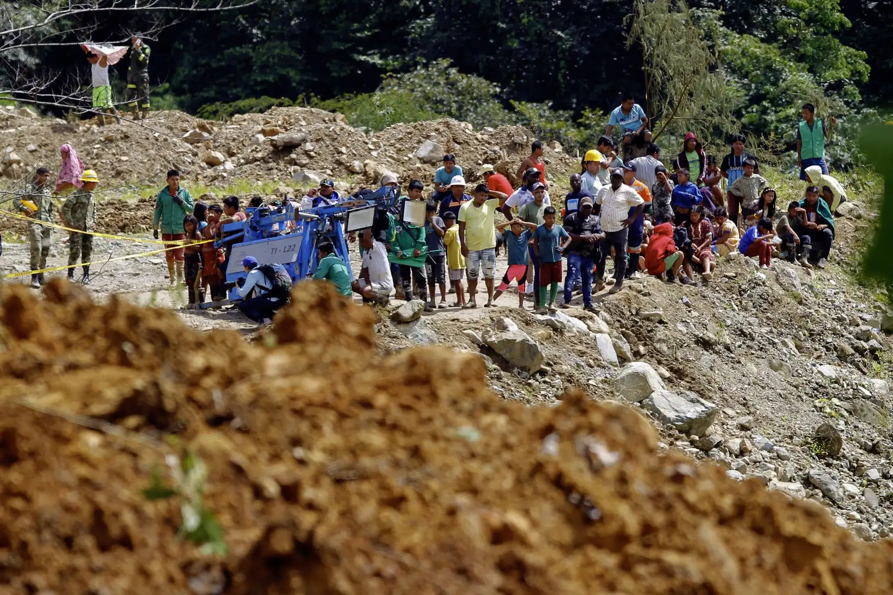 La gente observa el área donde ocurrió un deslizamiento de tierra en la carretera entre Quibdó y Medellín, departamento de Chocó, Colombia.
Foto: AFP