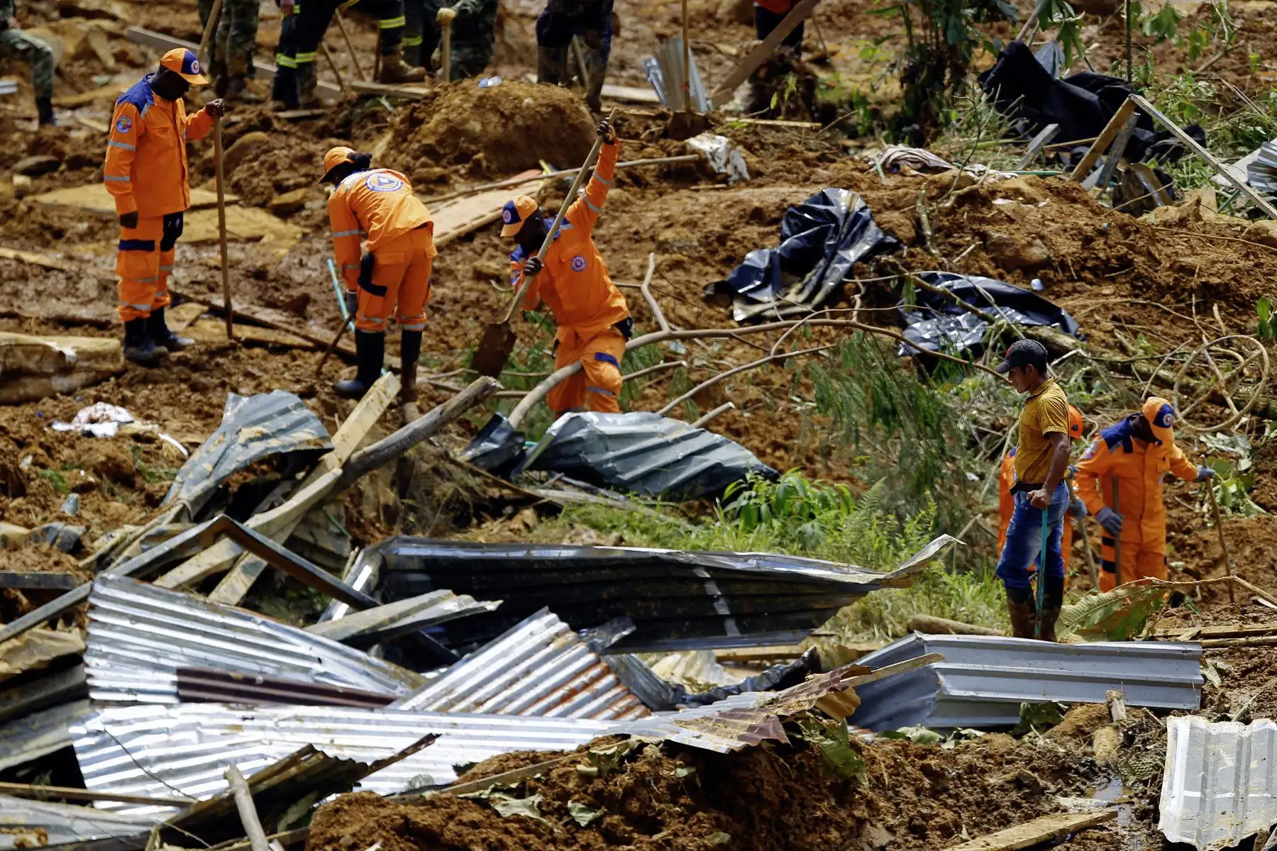 Miembros del equipo de rescate buscan personas atrapadas en el área de un deslizamiento de tierra en la carretera entre Quibdó y Medellín, departamento de Chocó, Colombia.
Foto: AFP