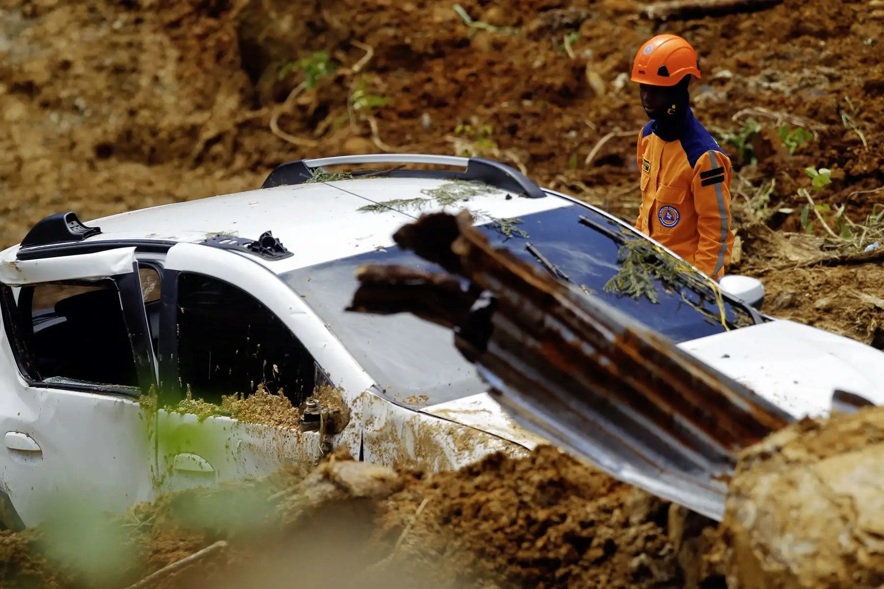 Un miembro del equipo de rescate busca personas atrapadas en el área de un deslizamiento de tierra en la carretera entre Quibdó y Medellín, departamento de Chocó, Colombia.
Foto: AFP