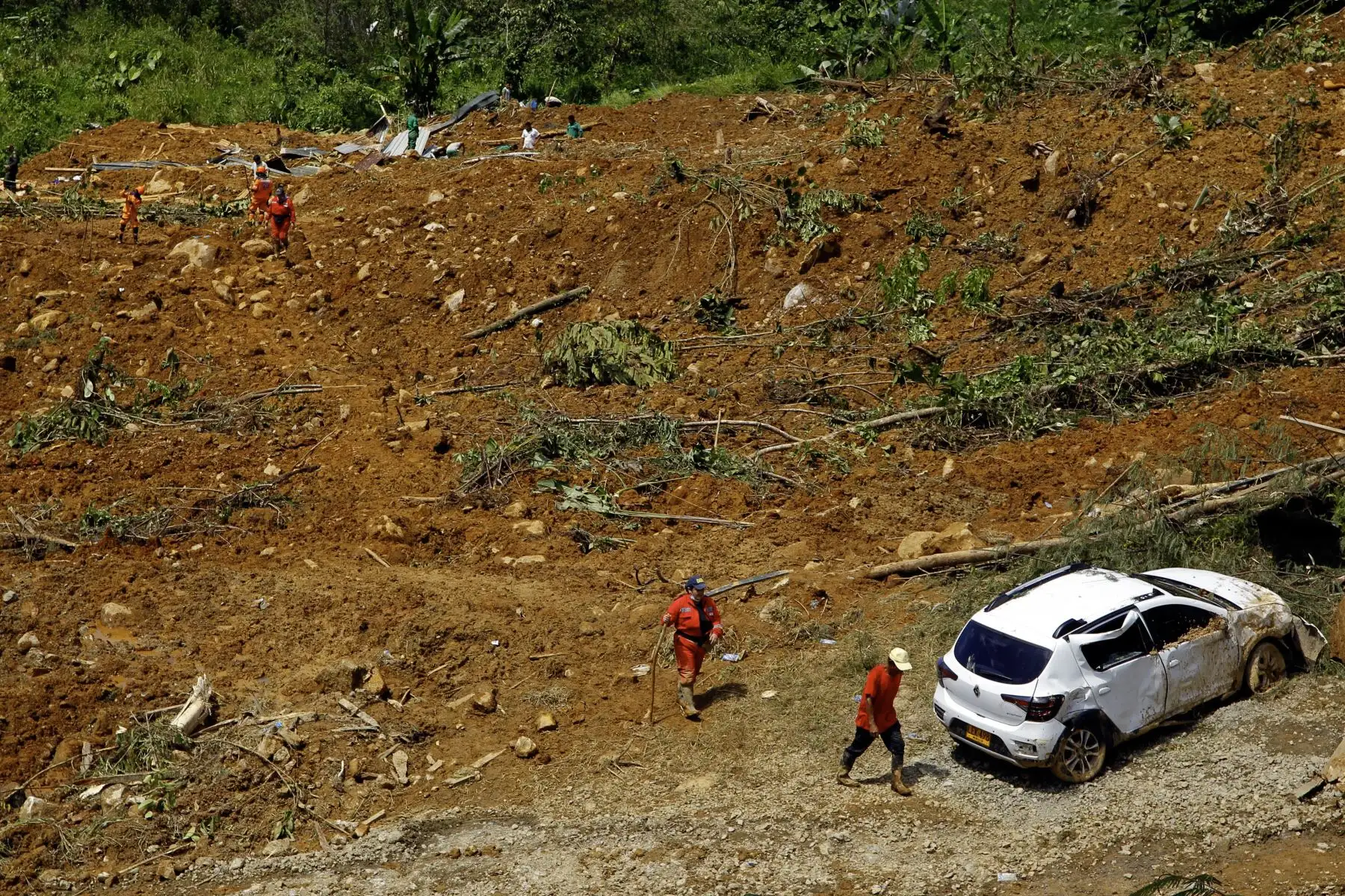 Miembros de equipos de rescate buscan cadáveres en la zona de un deslizamiento de tierra en la carretera entre Quibdó y Medellín, departamento de Chocó, Colombia.
Foto: AFP
