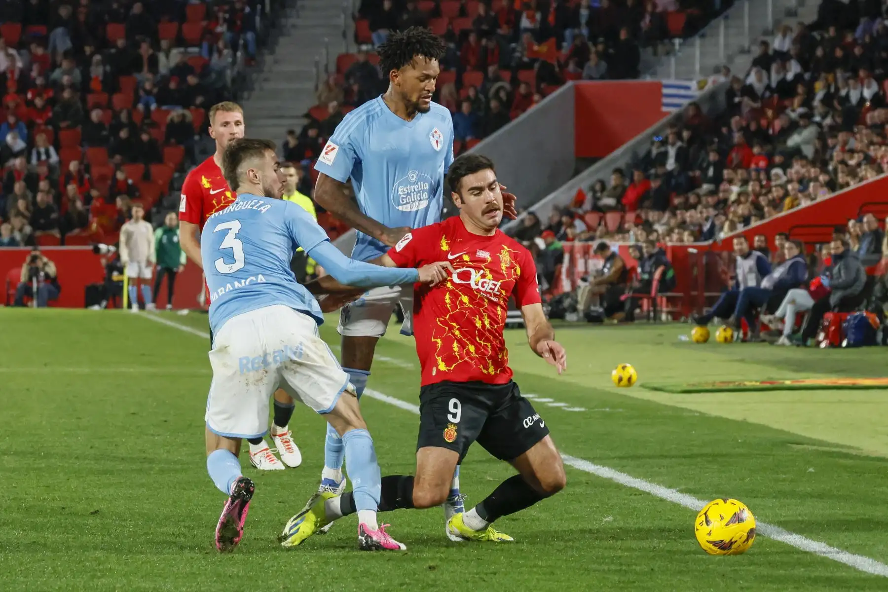 El delantero del Mallorca. Abdón Prats  pelea un balón con el defensa del Celta Óscar Mingueza durante el partido de La Liga entre el Mallorca y el Celta que se disputa este sábado en el  Son Moix. 
Foto: EFE
