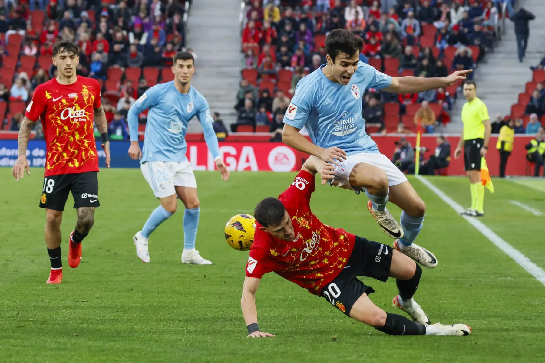 El defensa del Mallorca, Giovanni González pelea un balón con el defensa del Celta Manu Sánchez  durante el partido de La Liga entre el Mallorca y el Celta que se disputa en el estadio de Son Moix. 
Foto: EFE