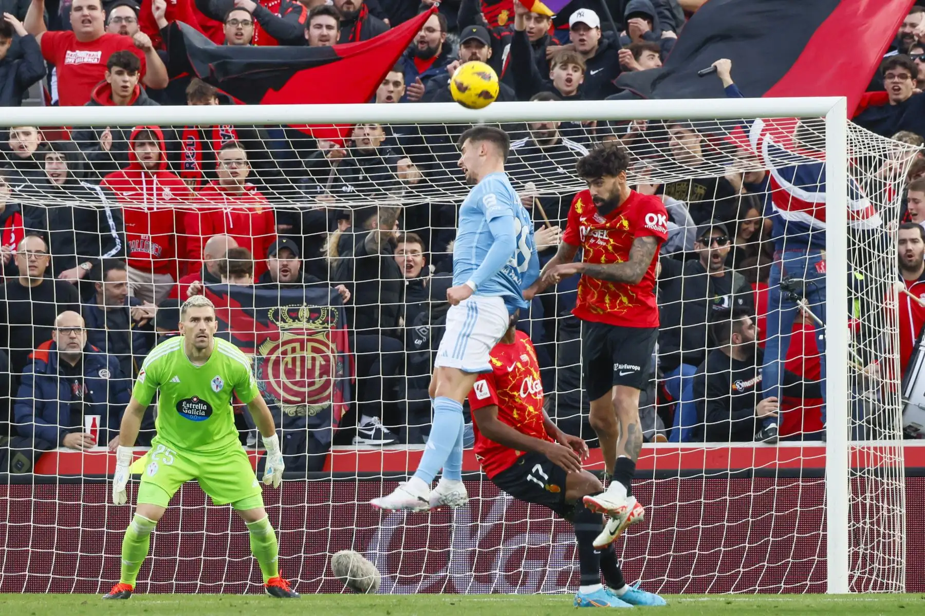 El defensa del Celta,  Carlos Domínguez y el centrocampista del Mallorca Samu Costa  durante el partido de La Liga entre el Mallorca y el Celta que se disputa en el estadio de Son Moix.
Foto: EFE