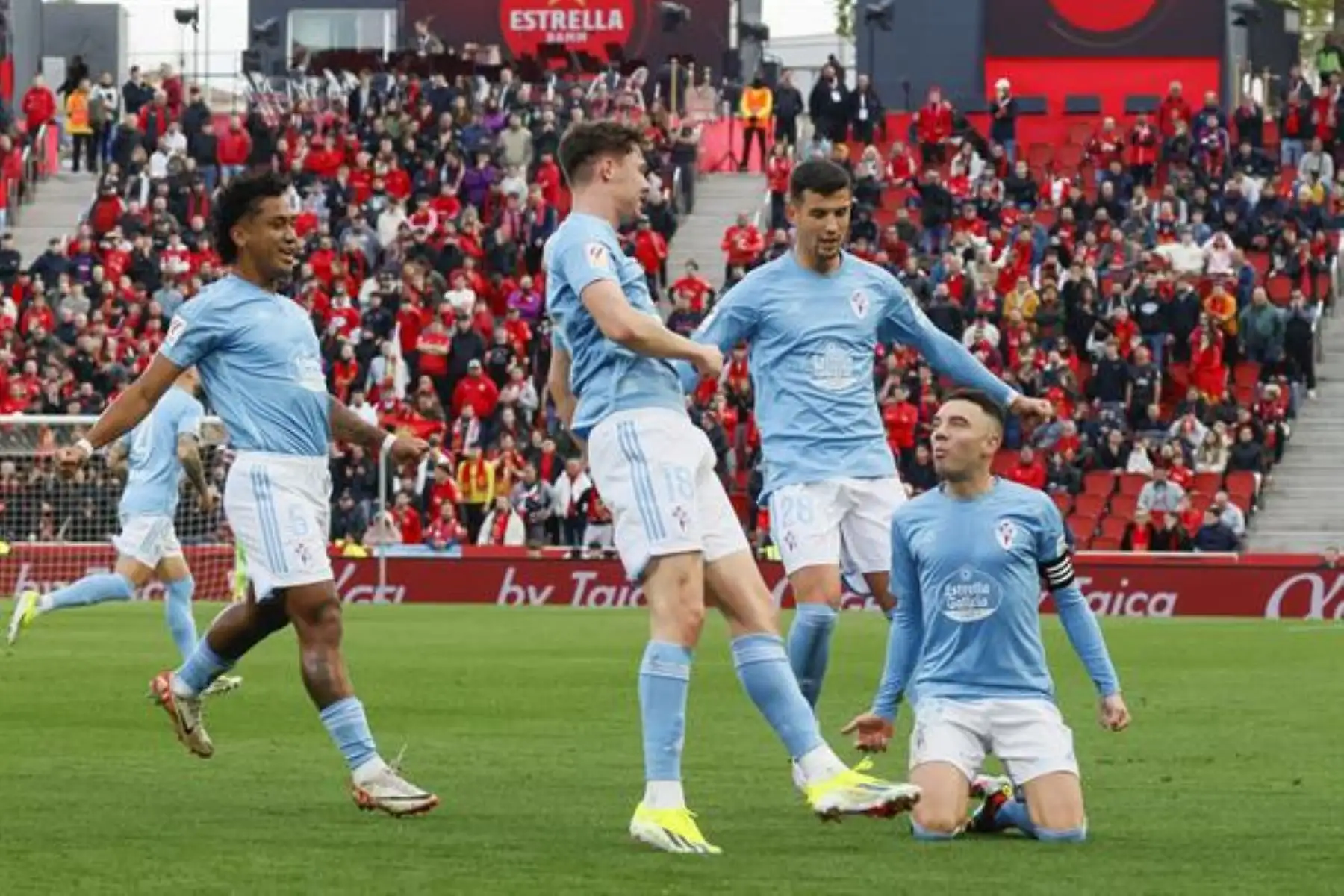 El delantero del Celta,  Iago Aspas celebra el primer gol de su equipo durante el partido de La Liga entre el Mallorca y el Celta que se disputa  en el estadio de Son Moix.
Foto: EFE