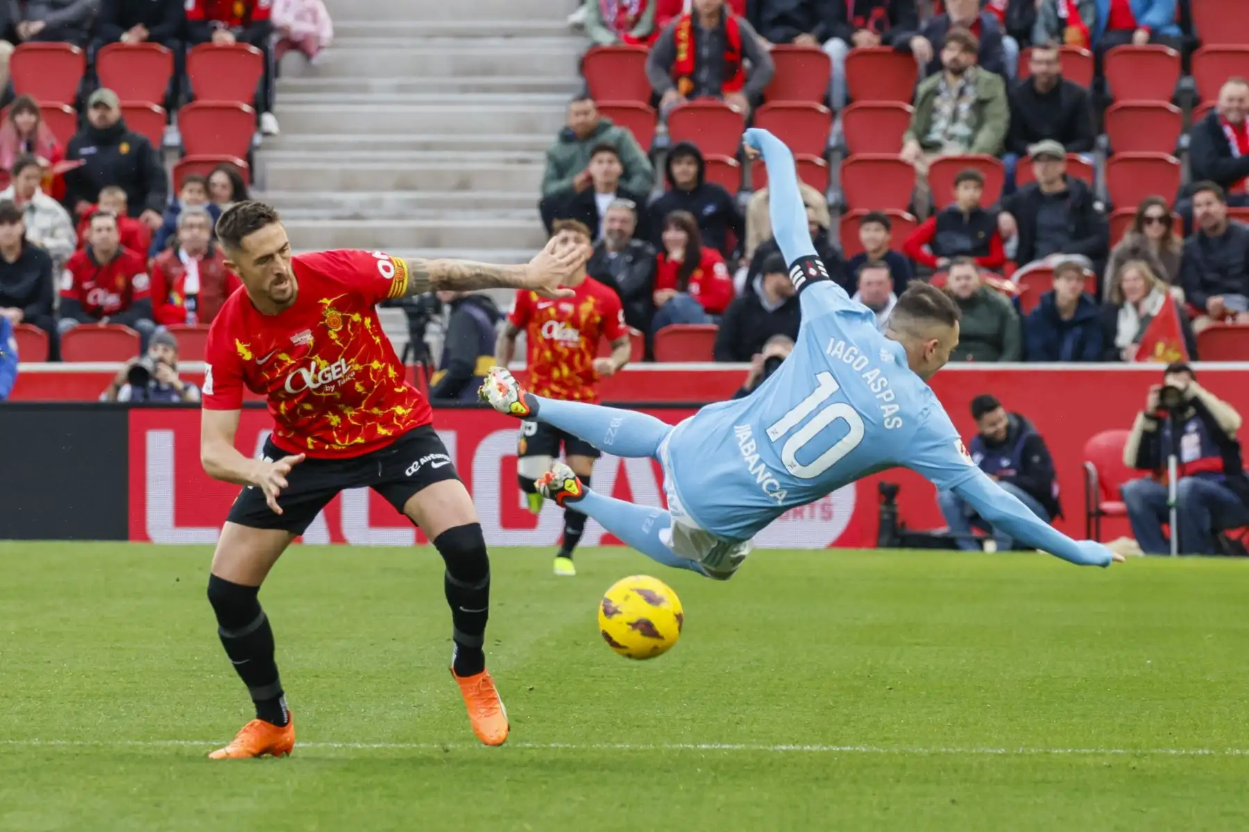 - El delantero del Celta, Iago Aspas cae ante el defensa del Mallorca Antonio Raíllo durante el partido de La Liga entre el Mallorca y el Celta que se disputa en el estadio de Son Moix.
Foto: EFE