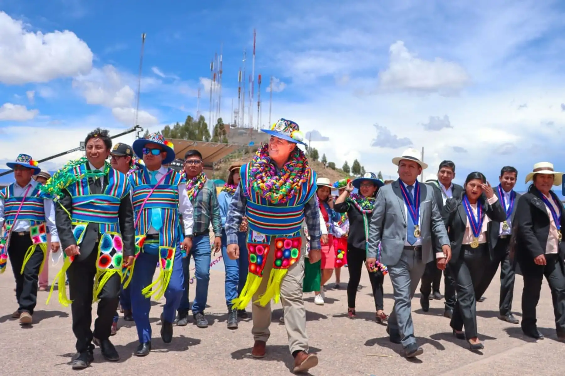El lanzamiento oficial de los carnavales de Juliaca 2024, se realizó hoy en el anfiteatro del Cerro Huayna Roque. El evento contó con la participación de diversas agrupaciones afiliadas a la Federación de Arte y Cultura (FAC) de Juliaca, quienes, ataviadas con trajes de luces, originarios mostraron la riqueza cultural de la región.
Foto: ANDINA/ Difusión