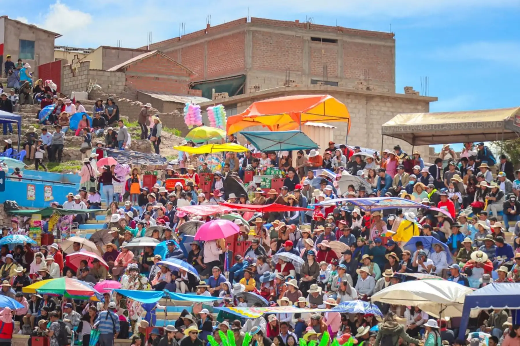 El lanzamiento oficial de los carnavales de Juliaca 2024, se realizó hoy en el anfiteatro del Cerro Huayna Roque. El evento contó con la participación de diversas agrupaciones afiliadas a la Federación de Arte y Cultura (FAC) de Juliaca, quienes, ataviadas con trajes de luces, originarios mostraron la riqueza cultural de la región.
Foto: ANDINA/ Difusión